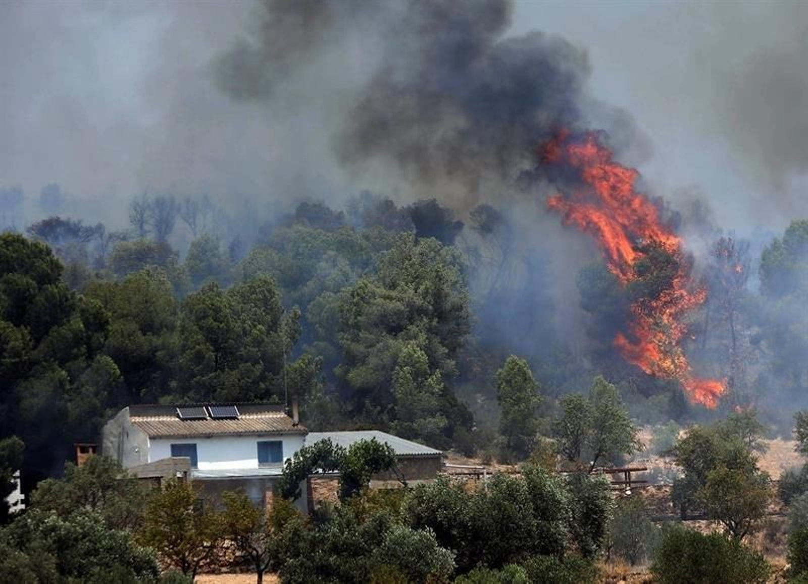 El incendio forestal que quema desde la tarde de ayer en varios términos municipales de la comarca tarraconense de Ribera d'Ebre sigue descontrolado