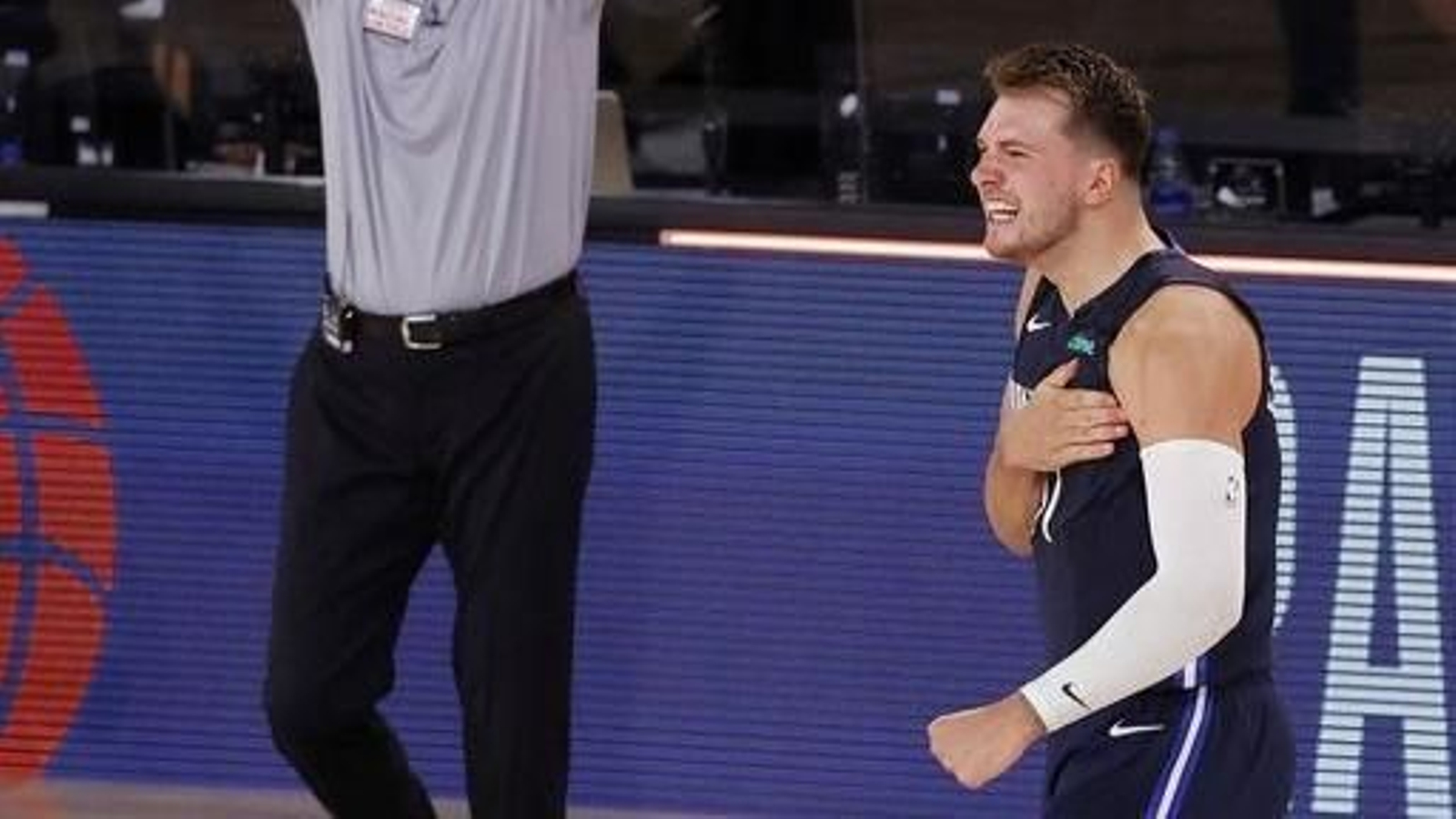 Doncic y su entrenador celebran el triple ganador del esloveno.