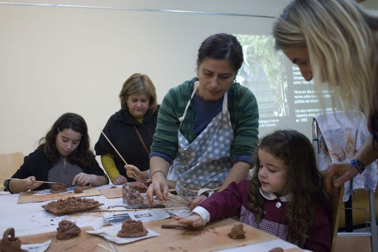 Niñas participantes en un 'Obradoiro de Cerámica' infantil organizado en Mondariz.