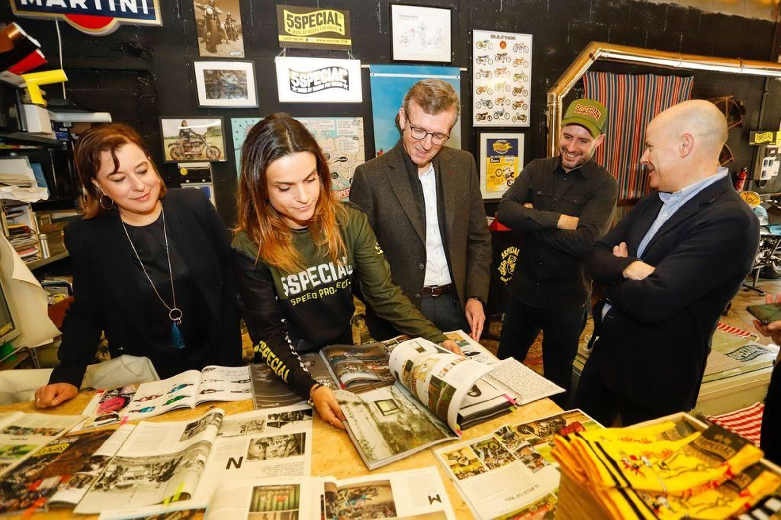 López Abella y Alfonso Rueda con la responsable de la empresa.