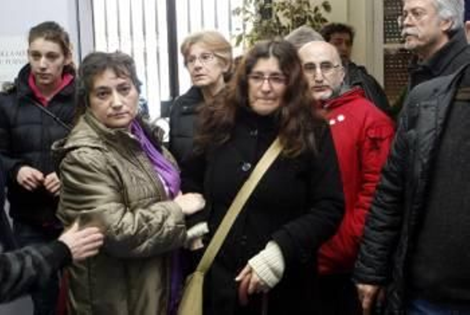 Ana de la Vega, en el centro de la imagen, acompañada por miembros de Stop Desahucios de Ferrol. (Foto: KIKO DELGADO)