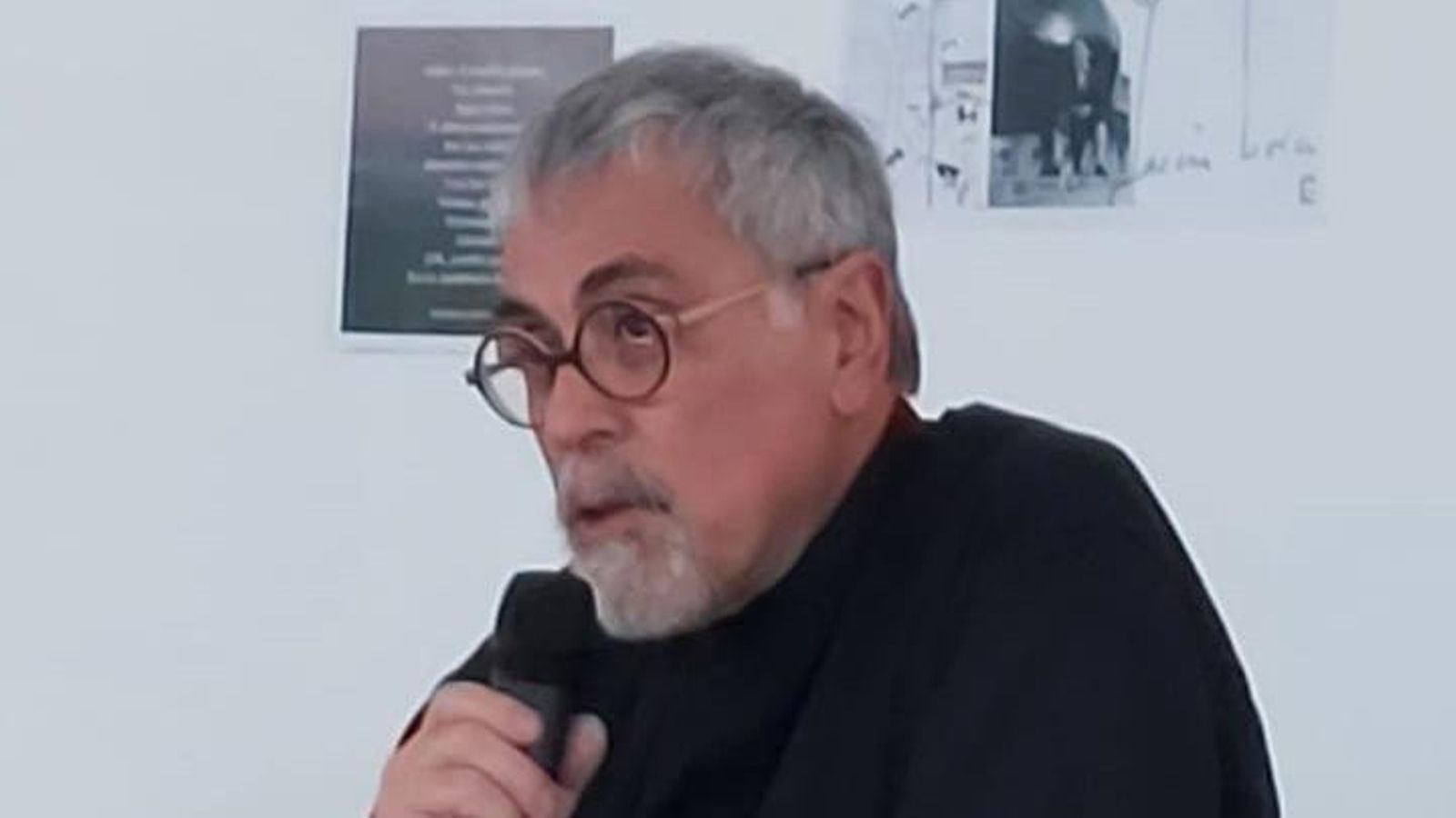 El profesor Guillermo Ilía durante su disertación