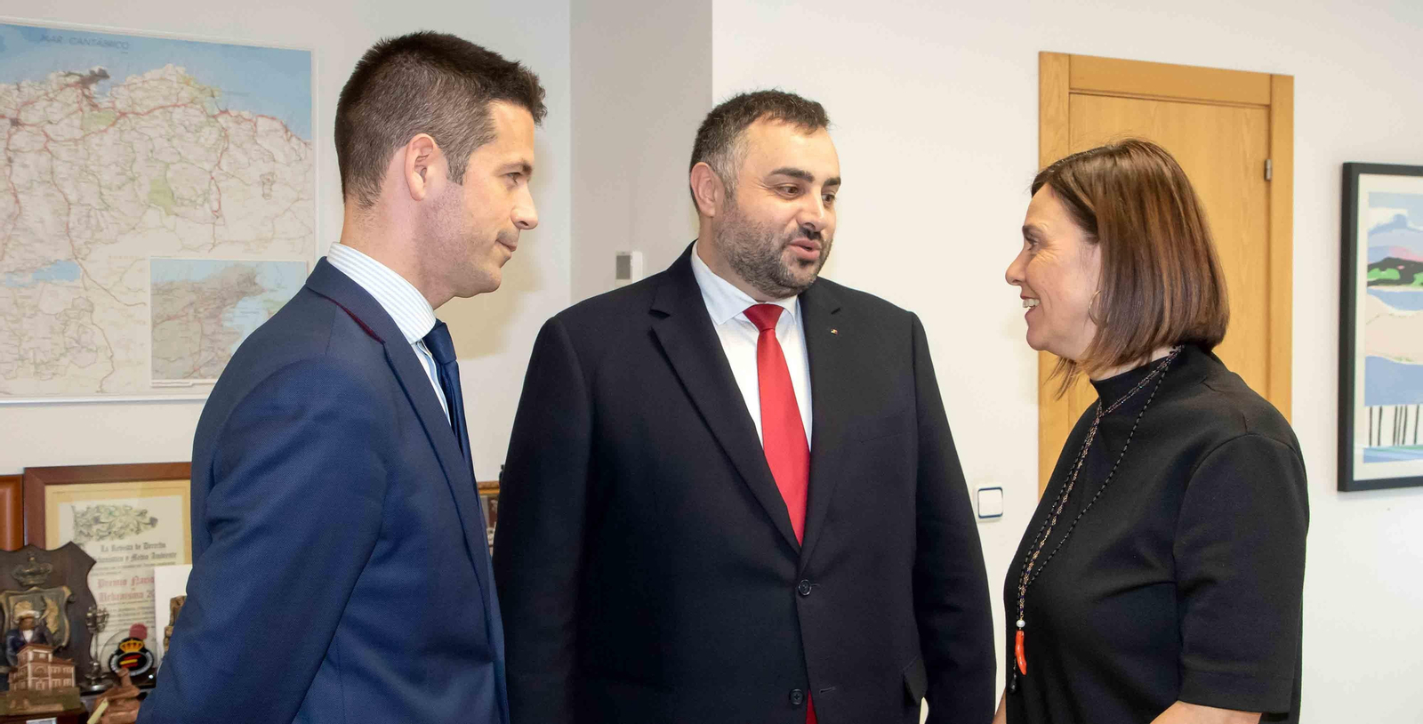 La consejera de Presidencia, el cónsul rumano de la zona norte y el cónsul honorario en Cantabria estrechan relaciones