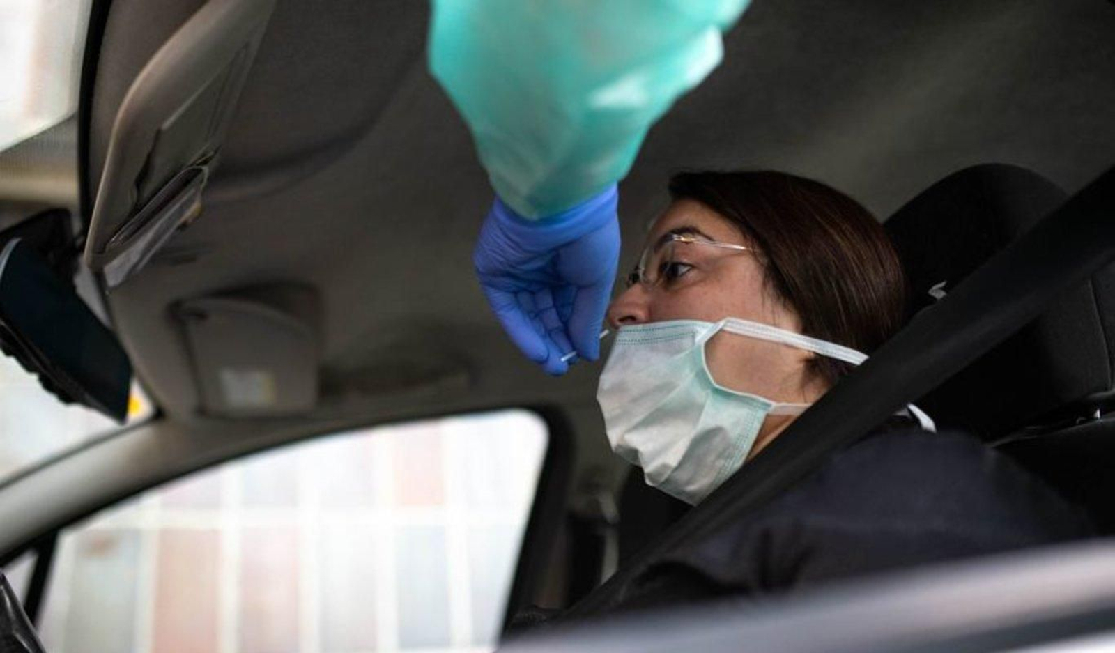 Una paciente se somete a una prueba PCR desde su vehículo