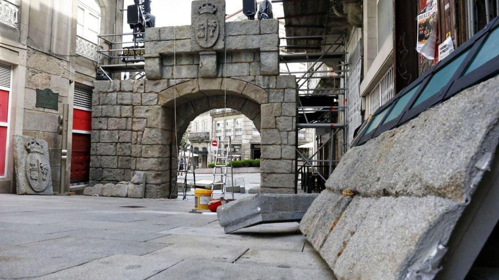 La Porta de Gamboa, ayer, prácticamente montada para la fiesta.