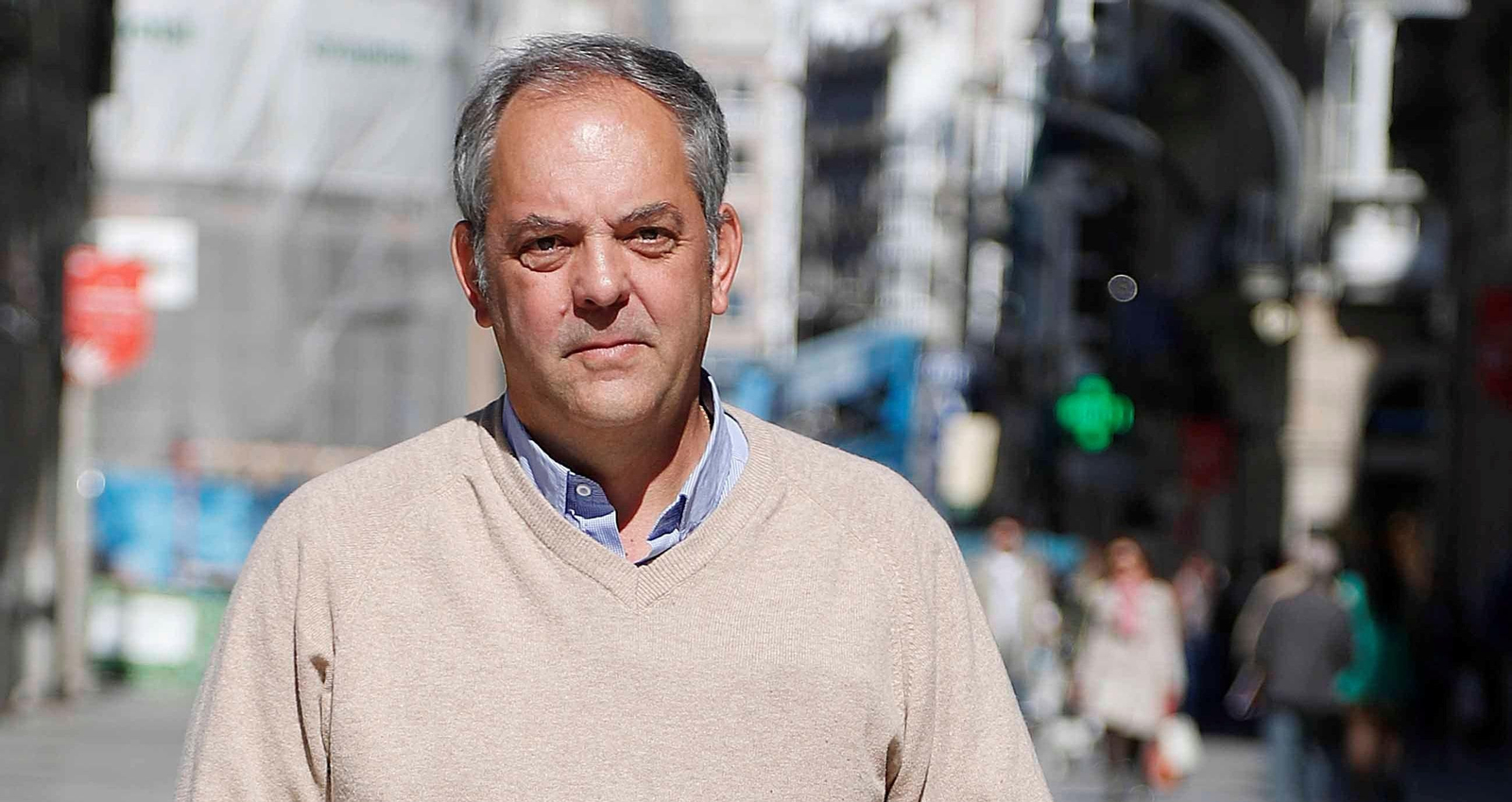 Javier Menéndez, ayer, paseando por Vigo.