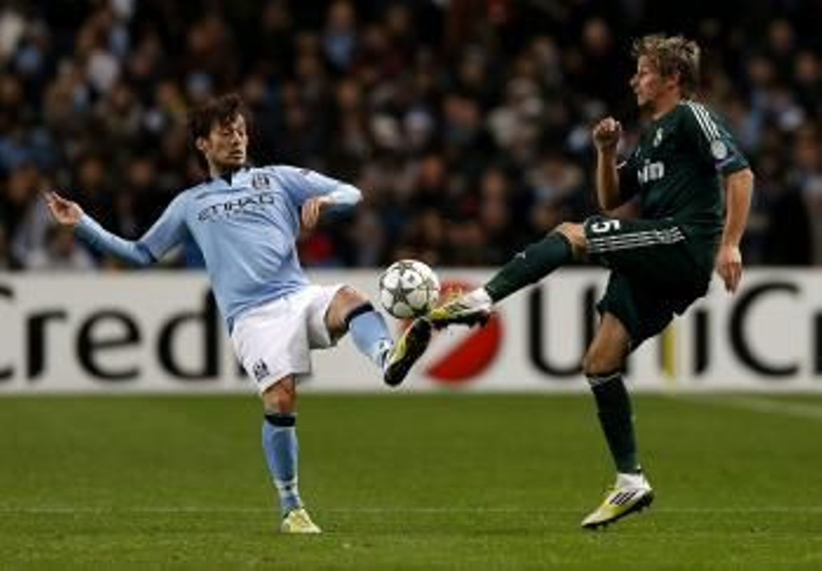 El ex futbolista del Celta David Silva pugna por un balón con el madridista Fabio Coentrao.