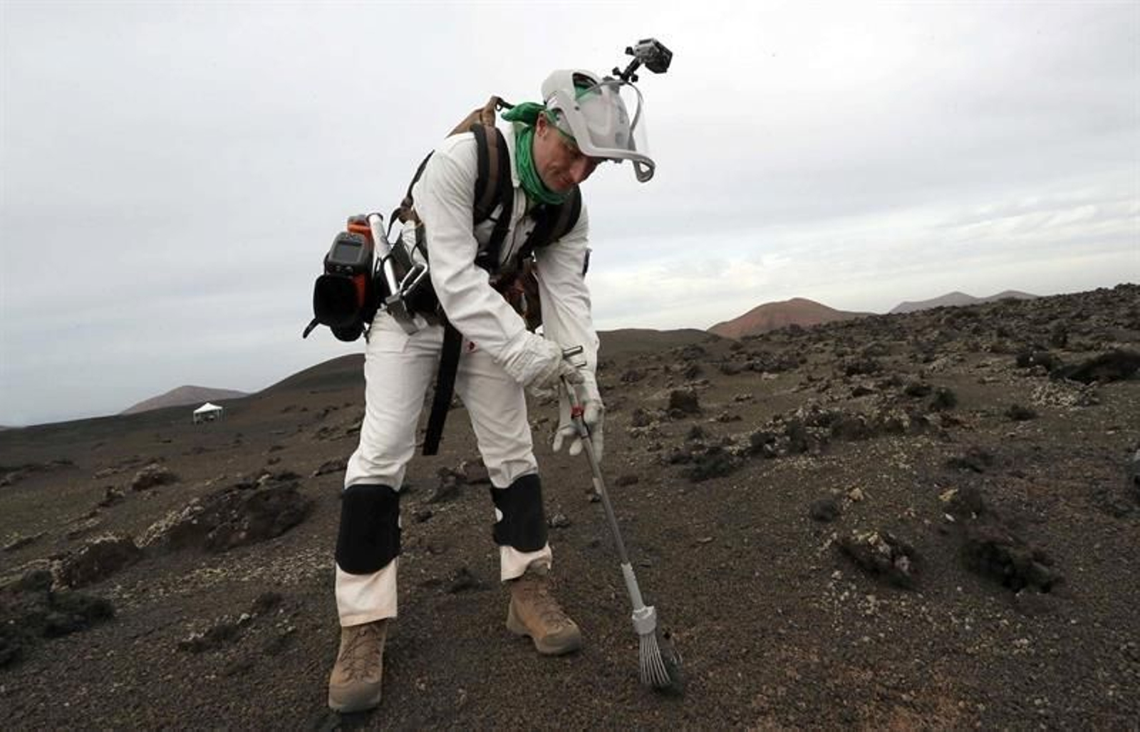 El astronauta Mathias Maurer durante una de las pruebas de recogida de muestras en Lanzarote.