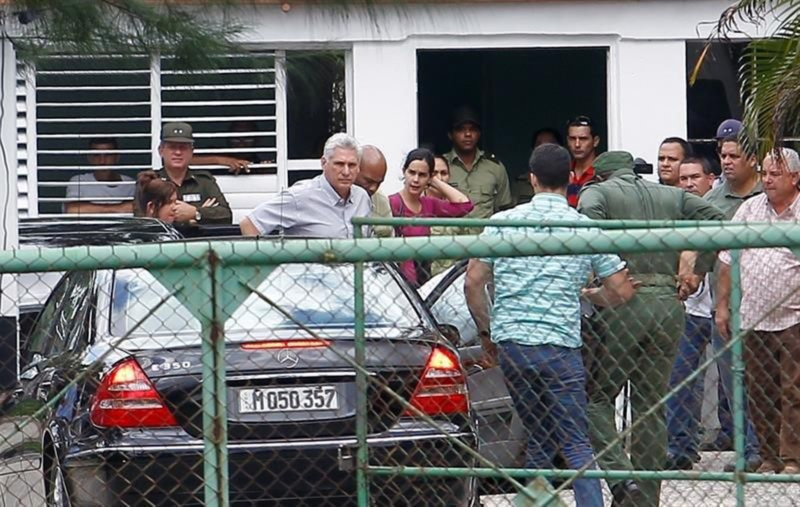 El presidente de Cuba, Miguel Díaz-Canel, llega, al Instituto de Medicina Legal, en La Habana (Cuba)