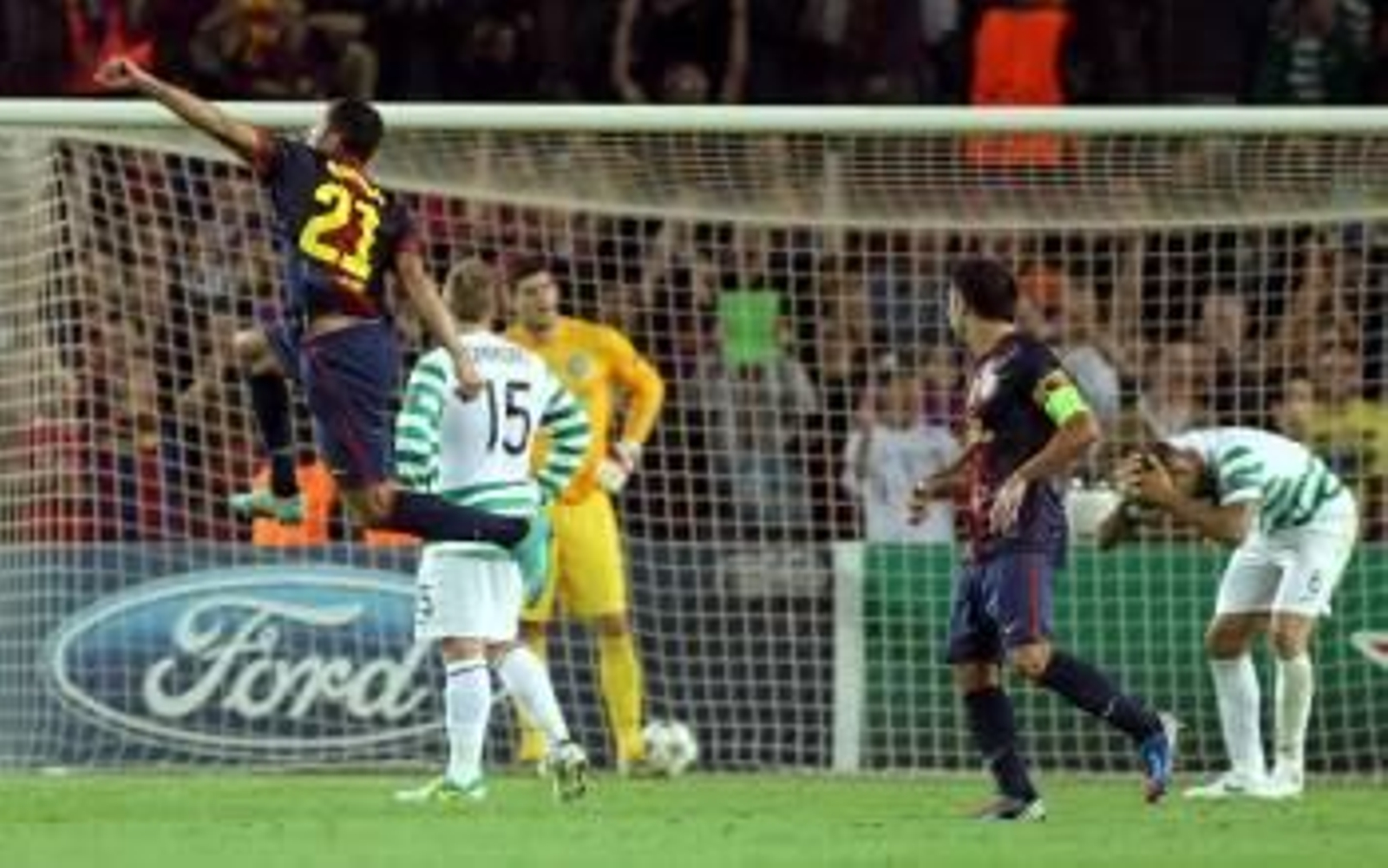 Adriano y Xavi Hernández celebran el gol marcado por Jordi Alba ante el Celtic de Glasgow. (Foto: TONI ALBIR)