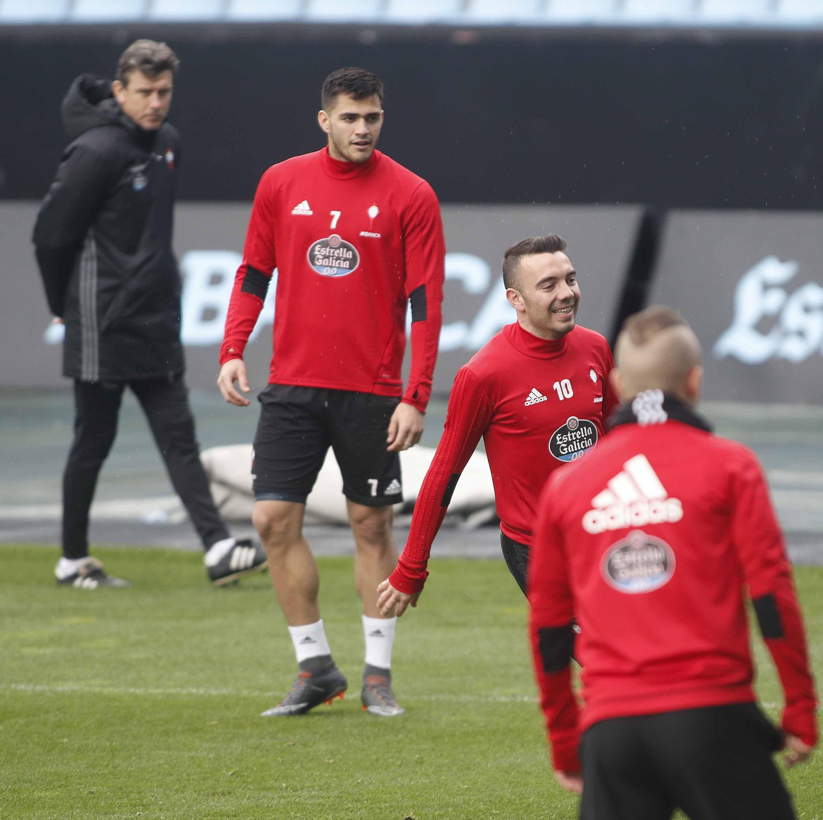 Maxi Gómez y Iago Aspas, en un rondo ayer por la mañana.