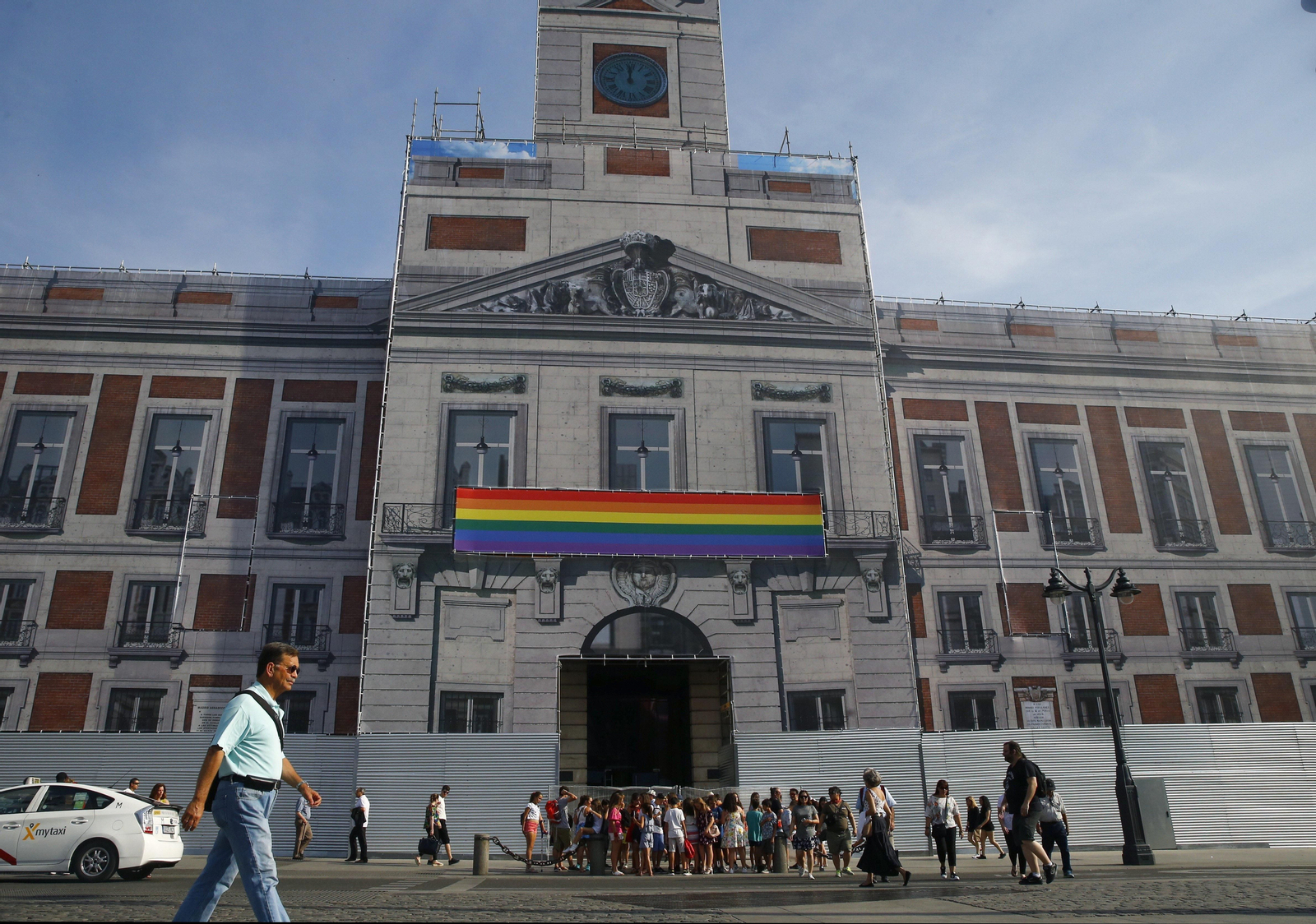 La bandera acoriris preside la fachada de la sede de la Comunidad de Madrid.