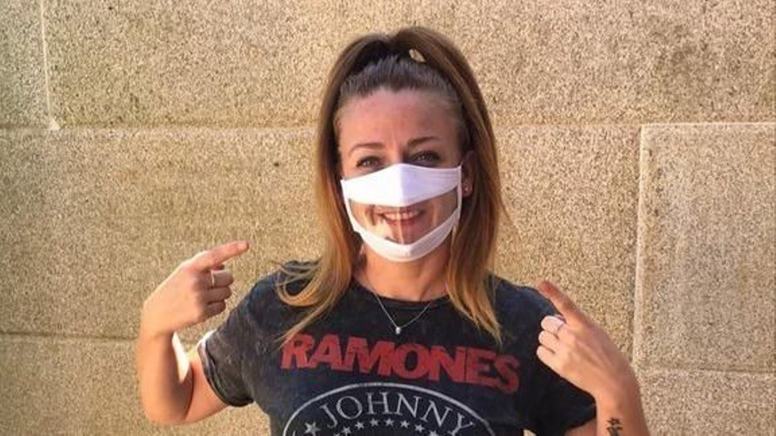 Gemma Valverde, con una mascarilla traslúcida.