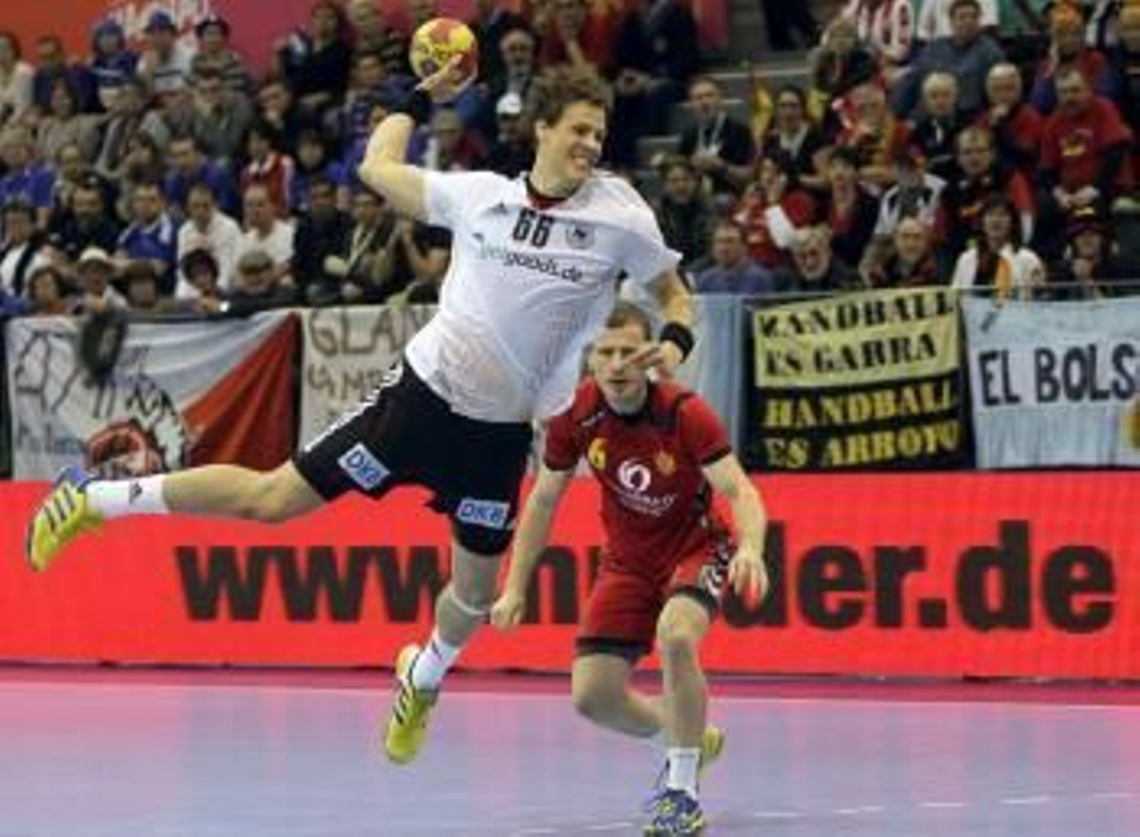 El lateral de Alemania Sven-Sören Christophersen lanza a portería ante el extremo de Montenegro Fahrudin Melic durante el partido de la primera fase, Grupo A (Foto: EFE)