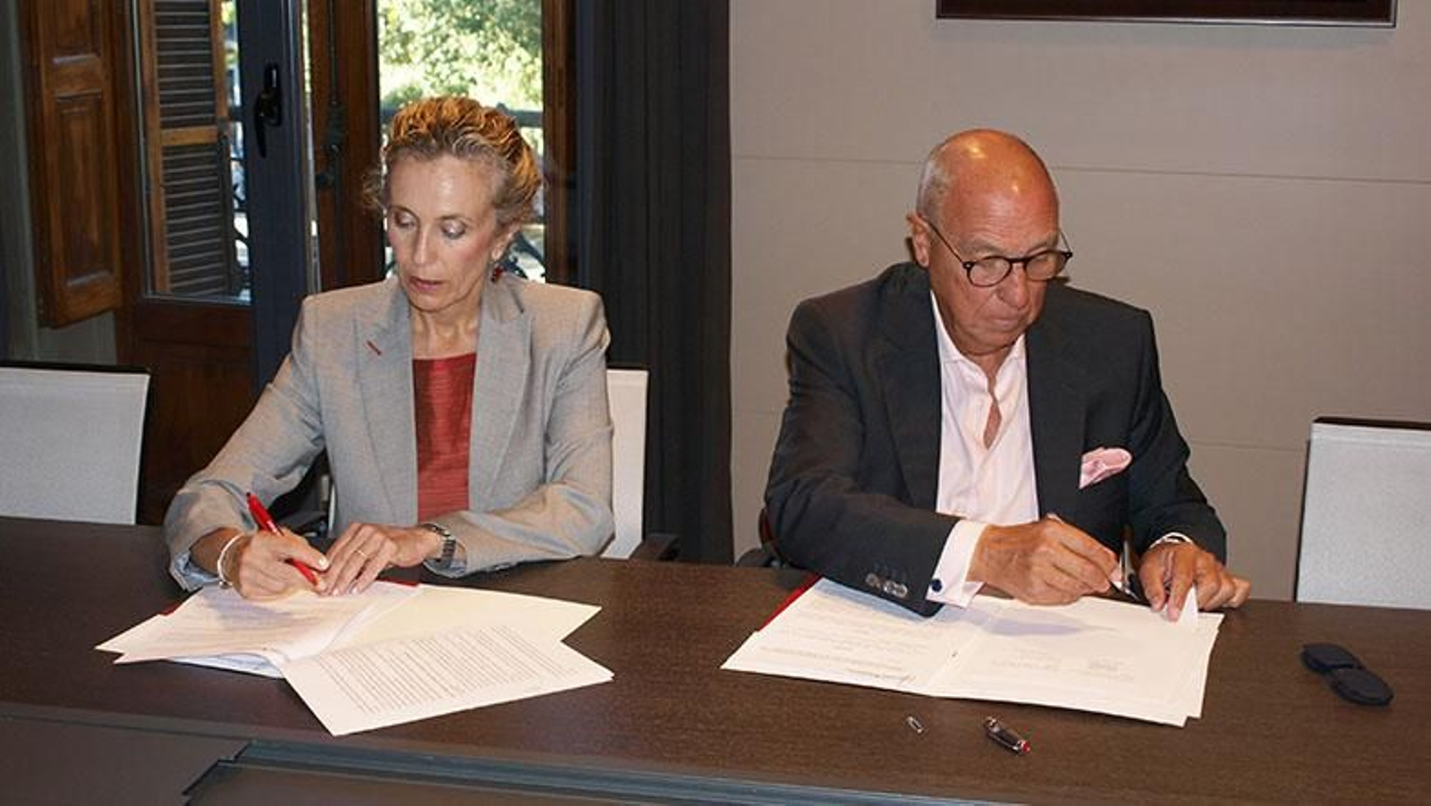 Izaskun Goñi y Javier Taberna durante la firma del convenio