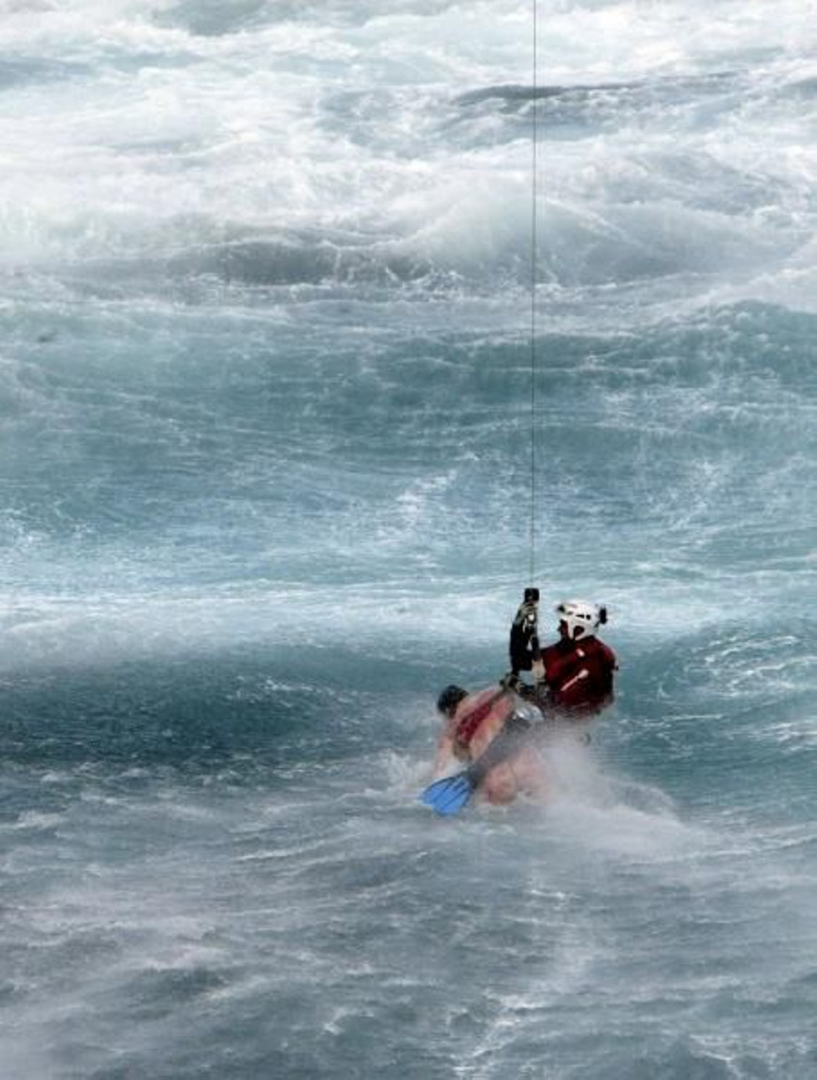 Un momento del rescate del cuerpo sin vida del pescador. (Foto: Lucho Xil)