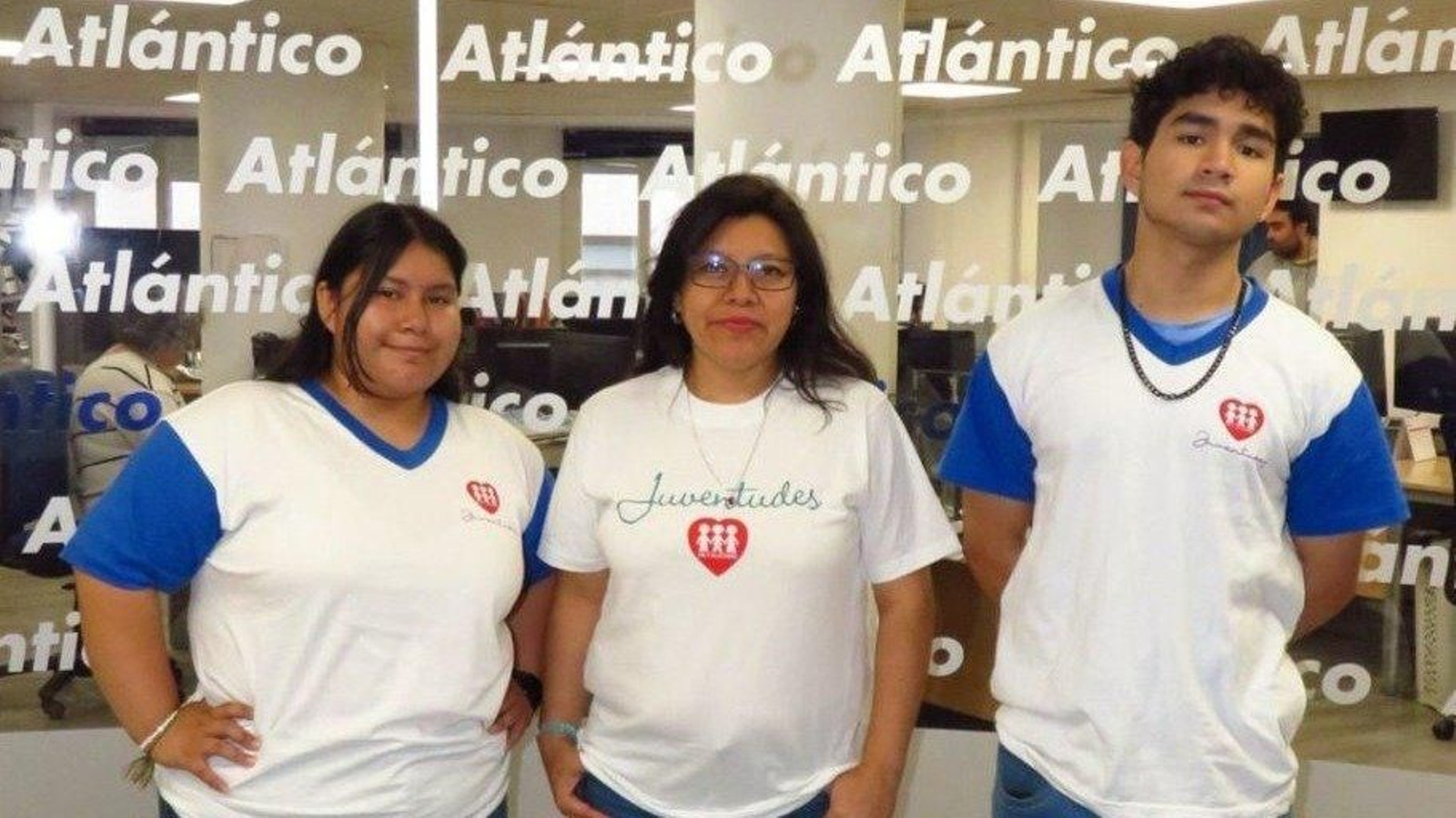 Alexandra, Karen y Diógenes, en el set de Atlántico TV.