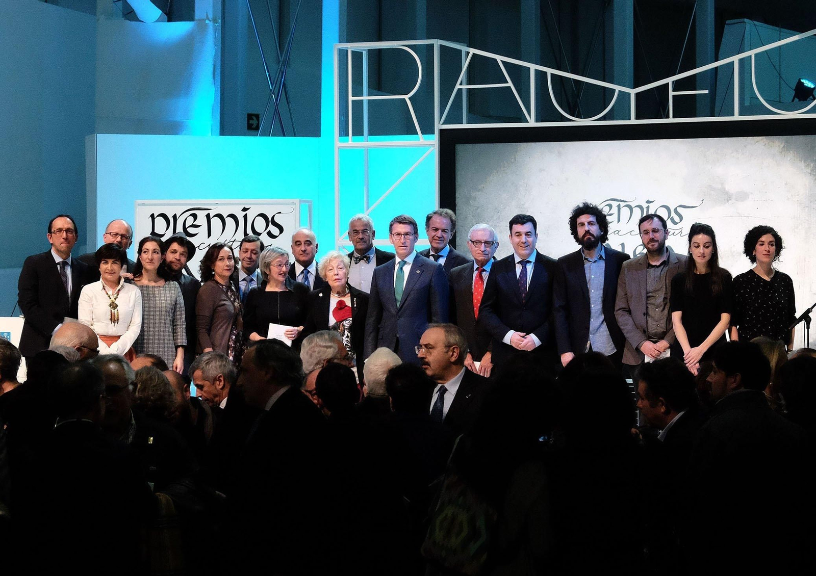 O presidente da Xunta e o conselleiro de Cultura, rodeados dos premiados.