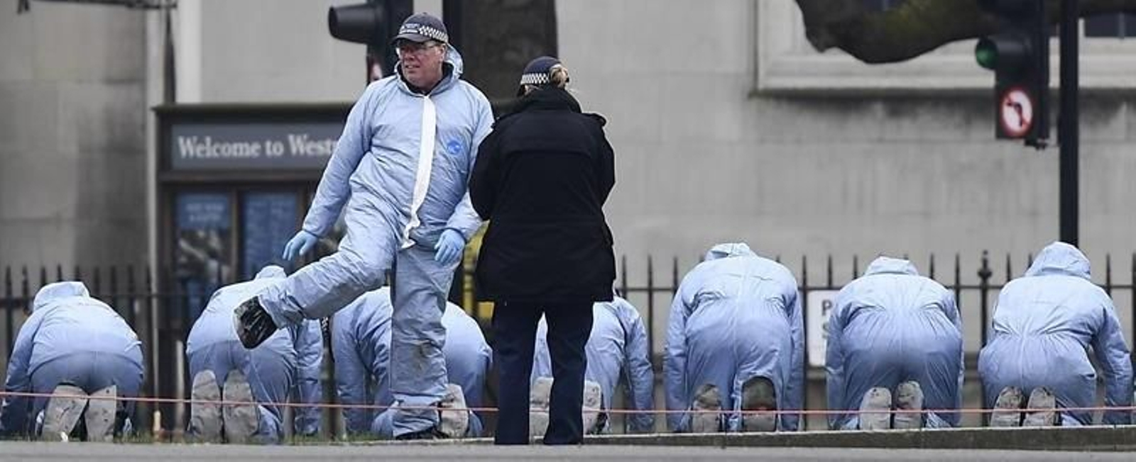 Agentes de la Policía Científica buscan pruebas en la Plaza del Parlamento, junto a la sede de la Cámara británica