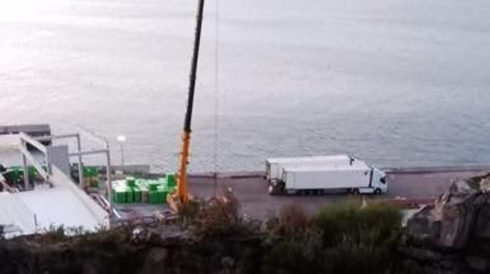 En la explanada de la nave situada en Ponta Chapelisa hubo ayer un gran movimiento de camiones.