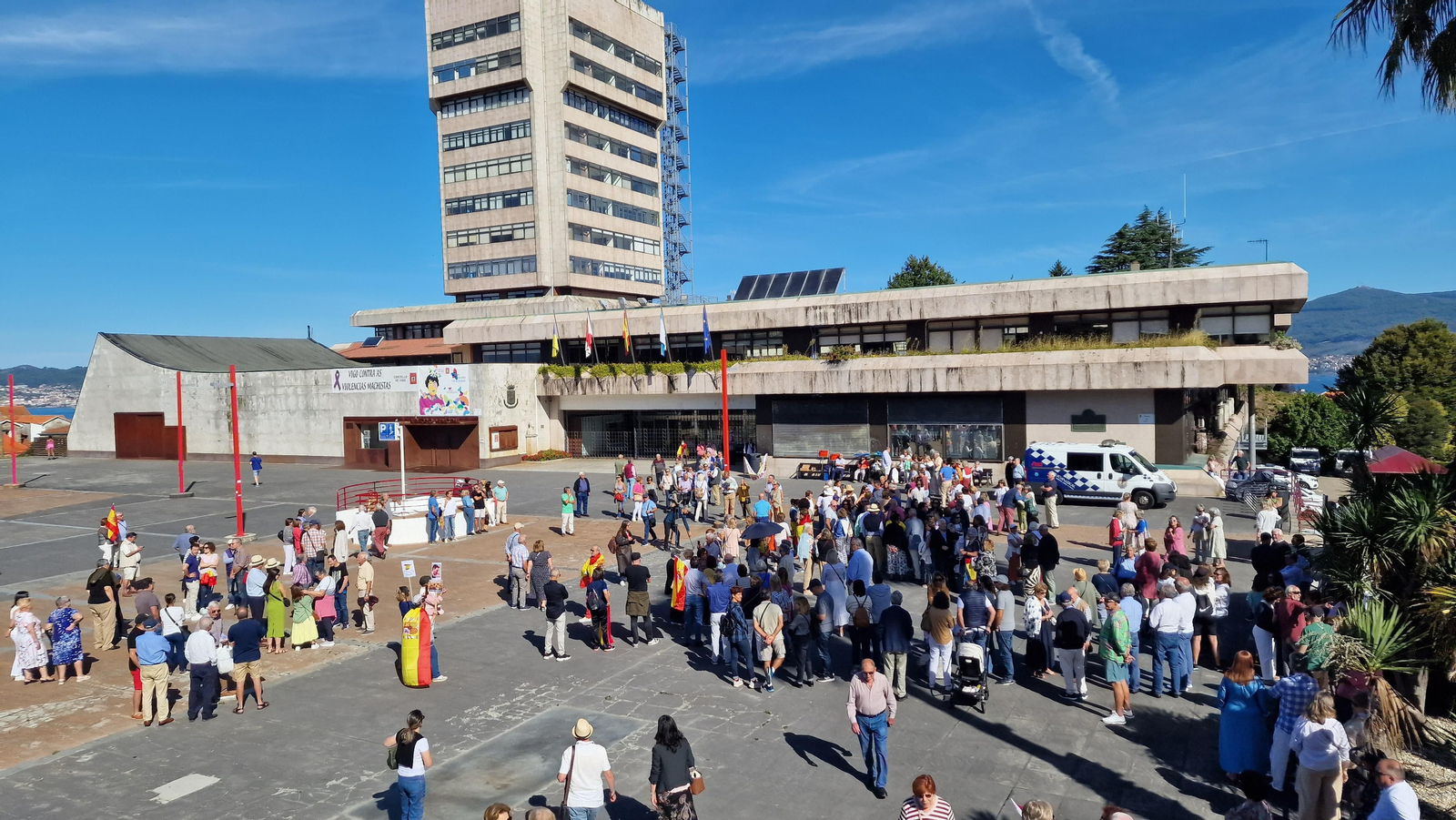 Unas doscientas personas se concentraron en la Praza do Rei.