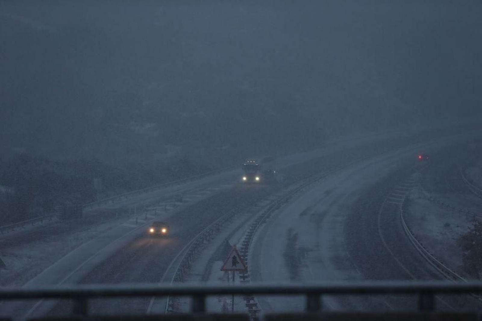 Nieva en la A52 a la altura de A Canda // Alberte