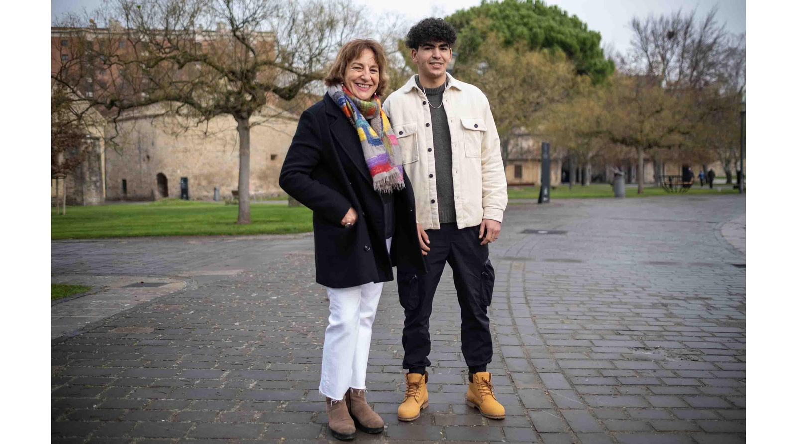 Orreaga Ibarra, voluntaria del programa KIDEAK, y su mentorado, Abde Ait Bah, posan en la Ciudadela de Pamplona