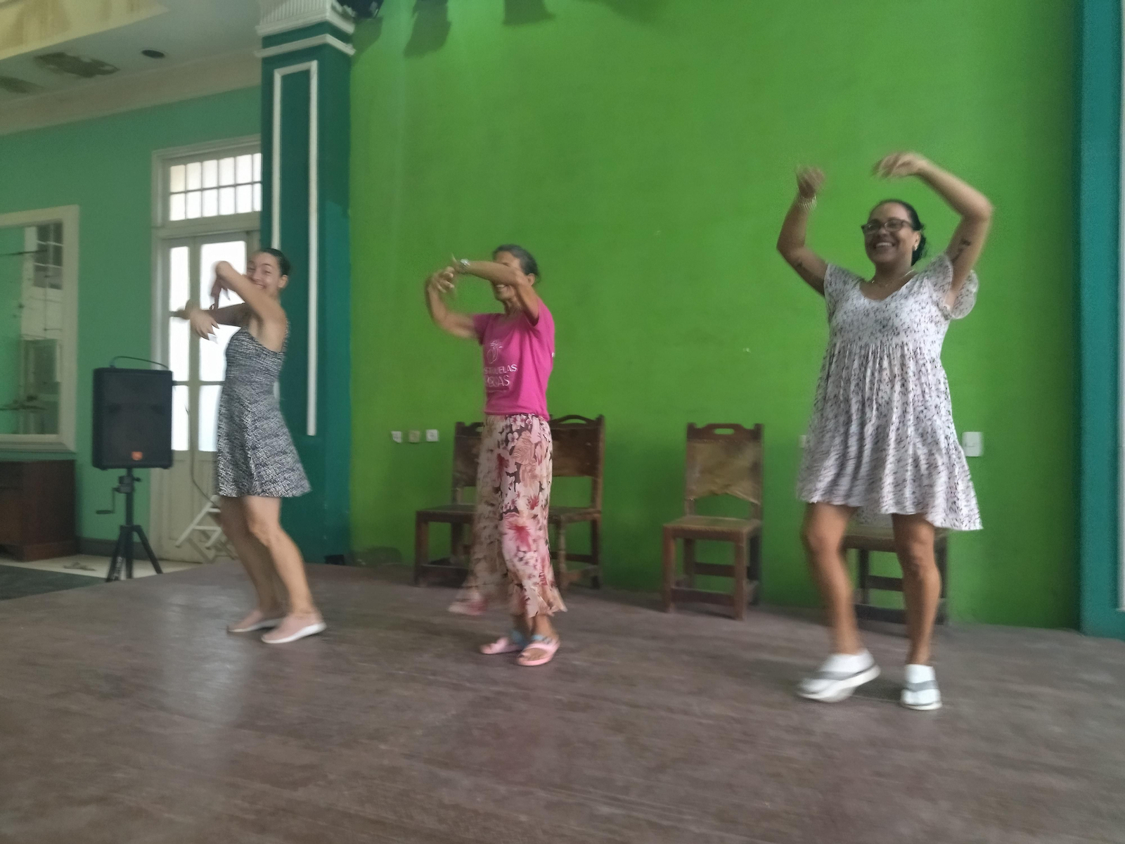 Las profesoras del Centro Andaluz de La Habana durante una danza.