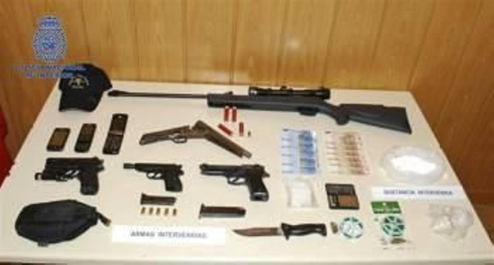 Fotografía facilitada por la Policía Nacional que ha detenido a cinco hombres y tres mujeres por, supuestamente, formar un grupo especializado en atracar en Elche (Alicante) a repartidores de pizza (Foto: EFE)