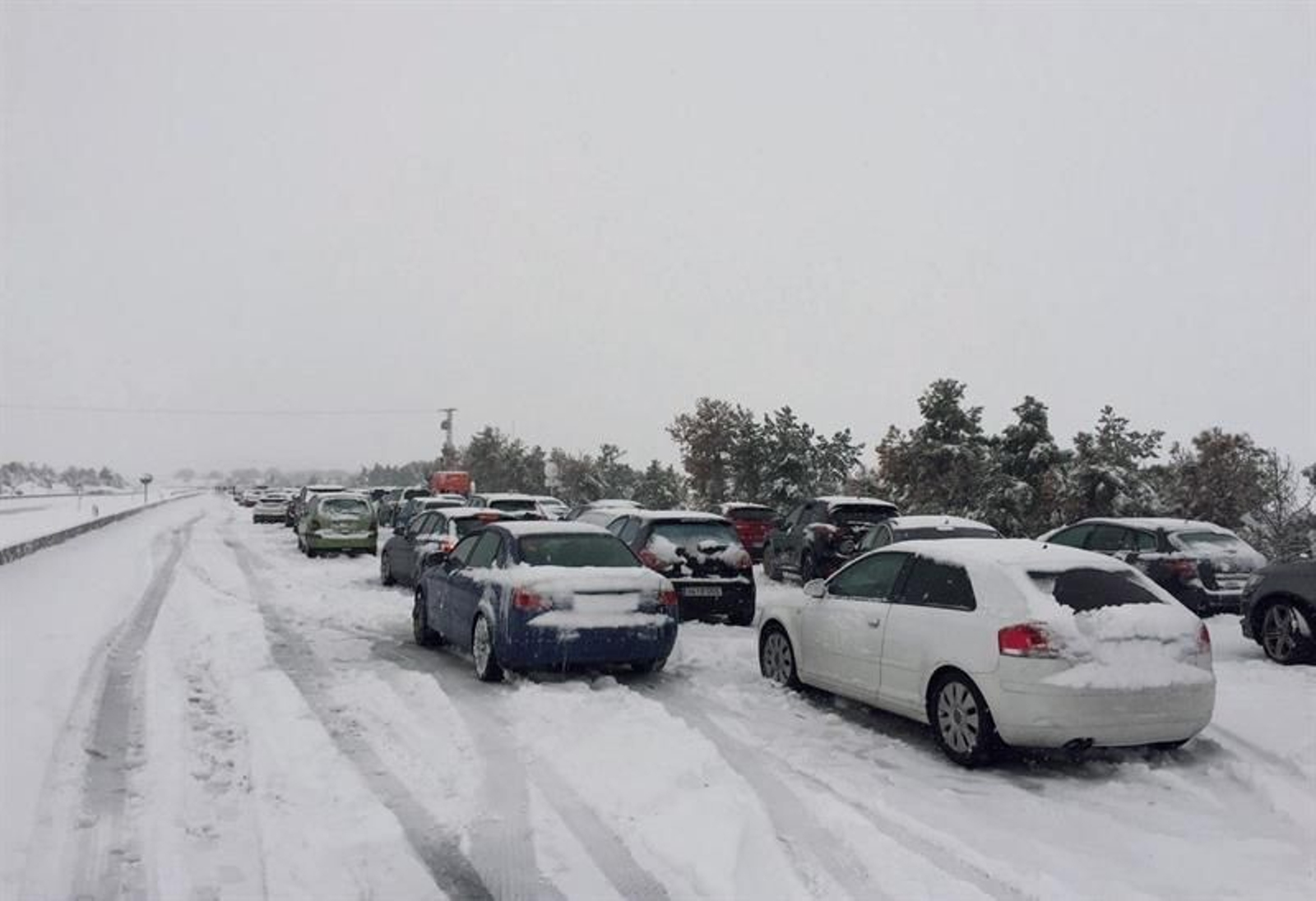 Familias atrapadas en sus coches por la nevada en la AP6 han pasado la noche en sus coches