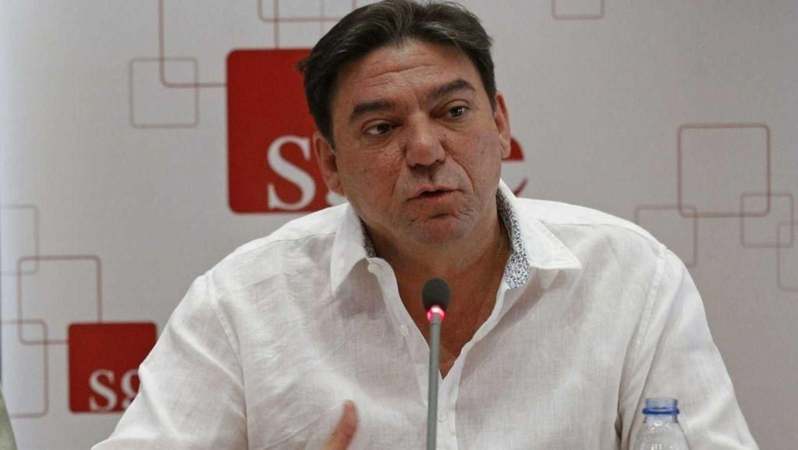 Antonio Ruiz Onetti, ante los medios.