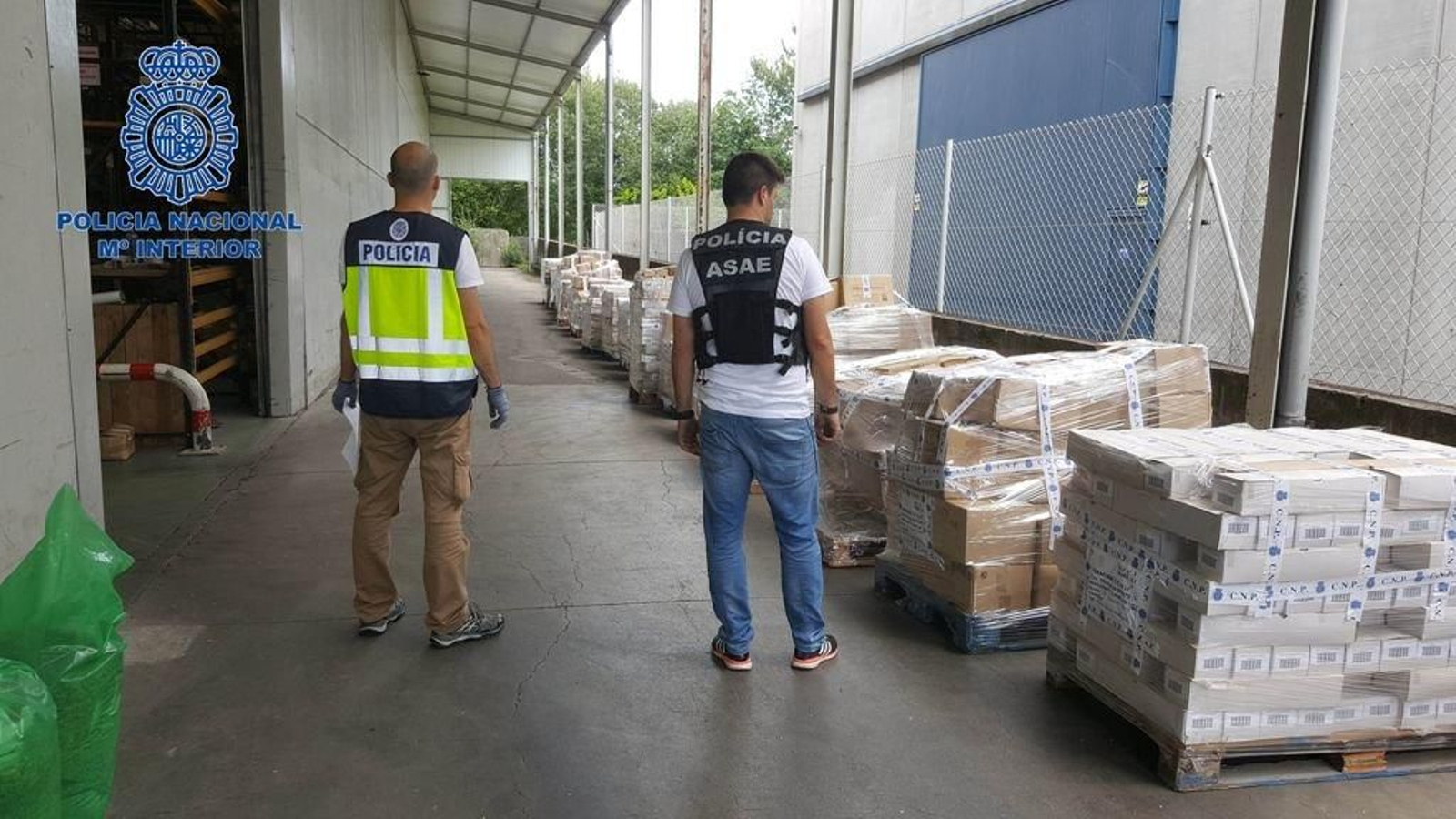 Parte del alijo de cubiertos falsificados hallados en uno de los registros efectuados.