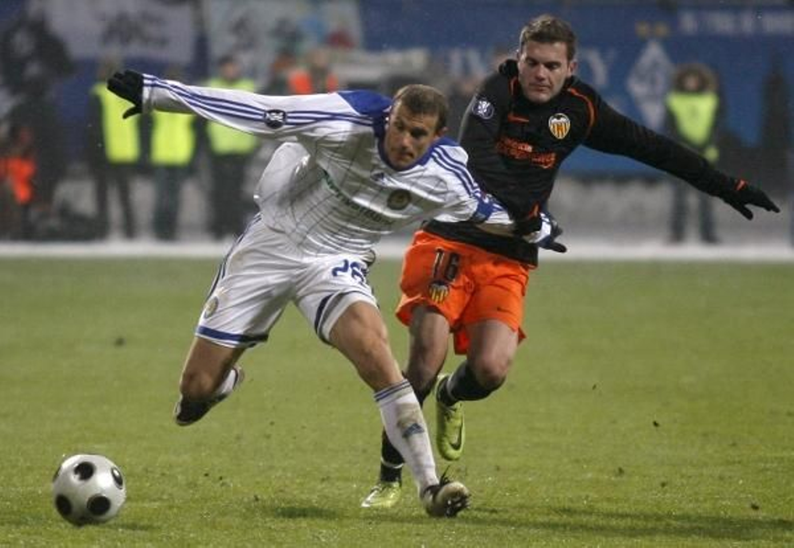 Un jugador del Dynamo de Kiev, pelea por controlar un balón con el valencianista Mata. (Foto: EFE)