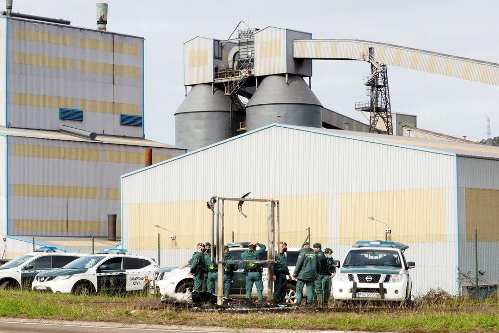 Agentes de la Guardia Civil en el exterior de la planta de Alcoa.