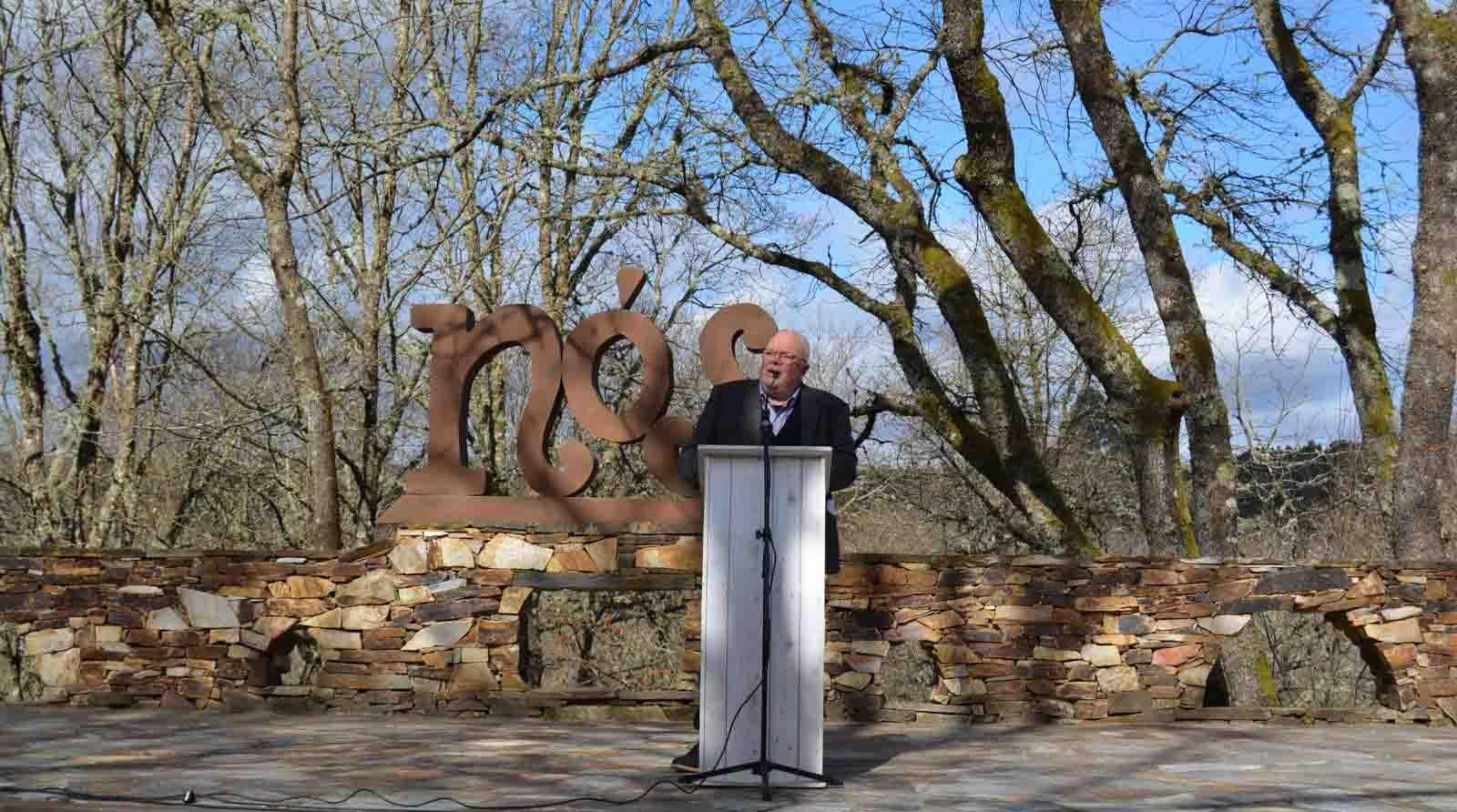 Intervención de González Tosar en a Ínsua dos Poetas (A Esgueva, Madarnás, O Carballiño, Ourense), el Día Mundial de la Poesía, el 21 de Marzo de 2023