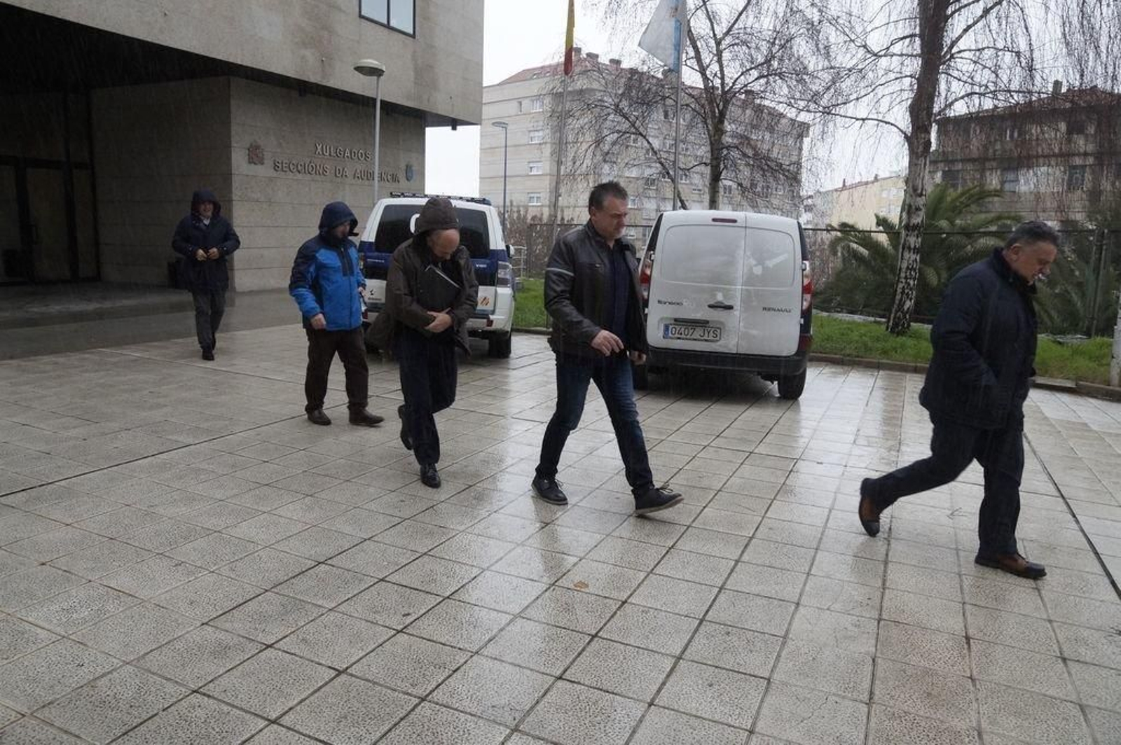 Parte de los investigados en la causa judicial abandonando los juzgados de Vigo ayer tras ser informados de la imputación.