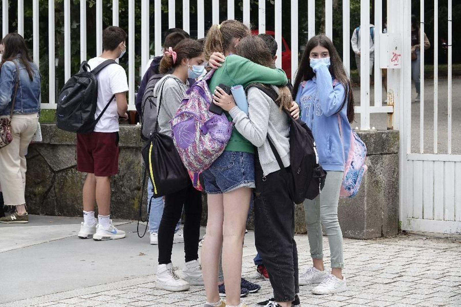 El curso del covid se despide con abrazos. // Vicente Alonso