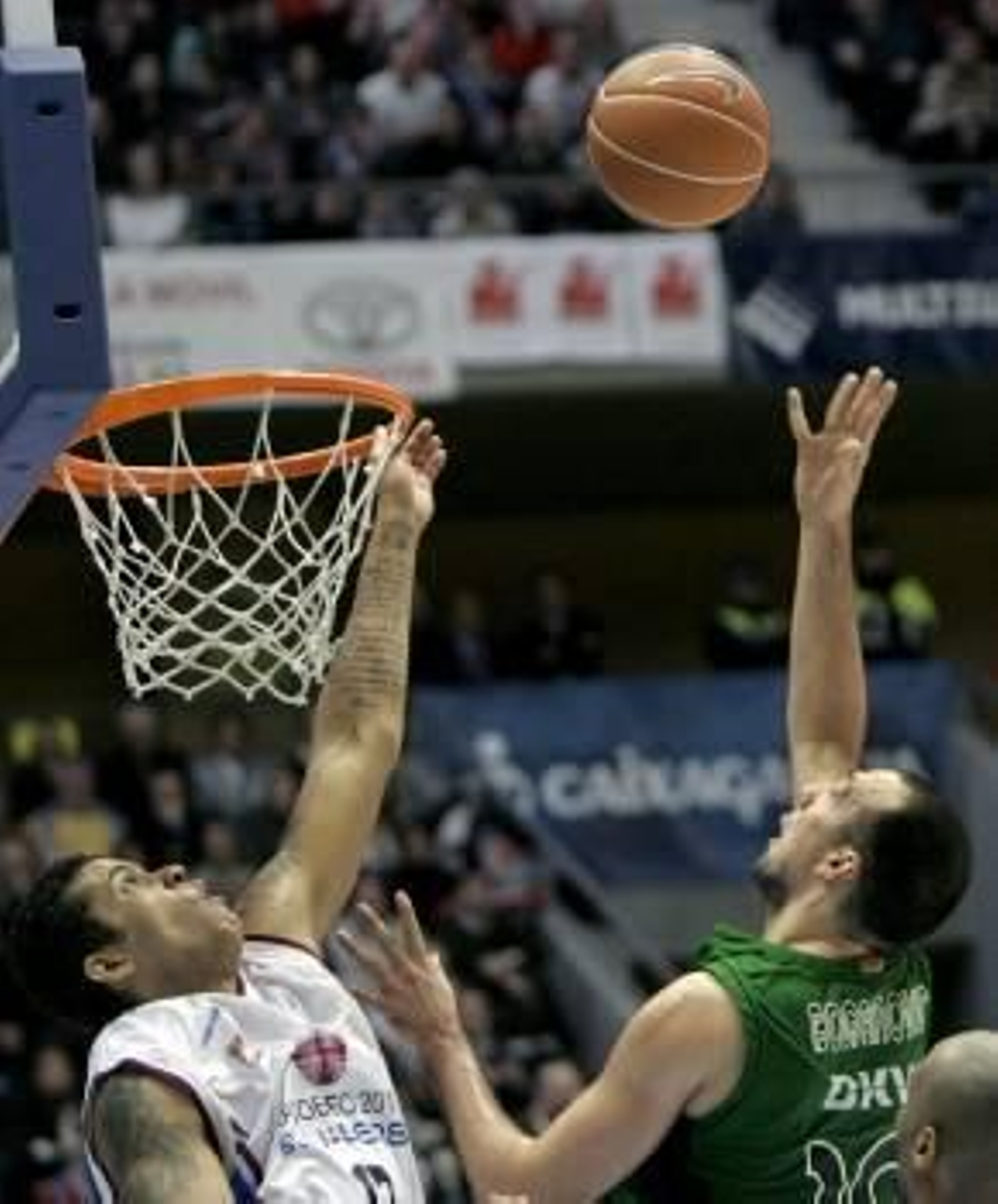 Bogdanovic busca el aro ante la oposición de Hettsheimeir.  (Foto: X. Rey)