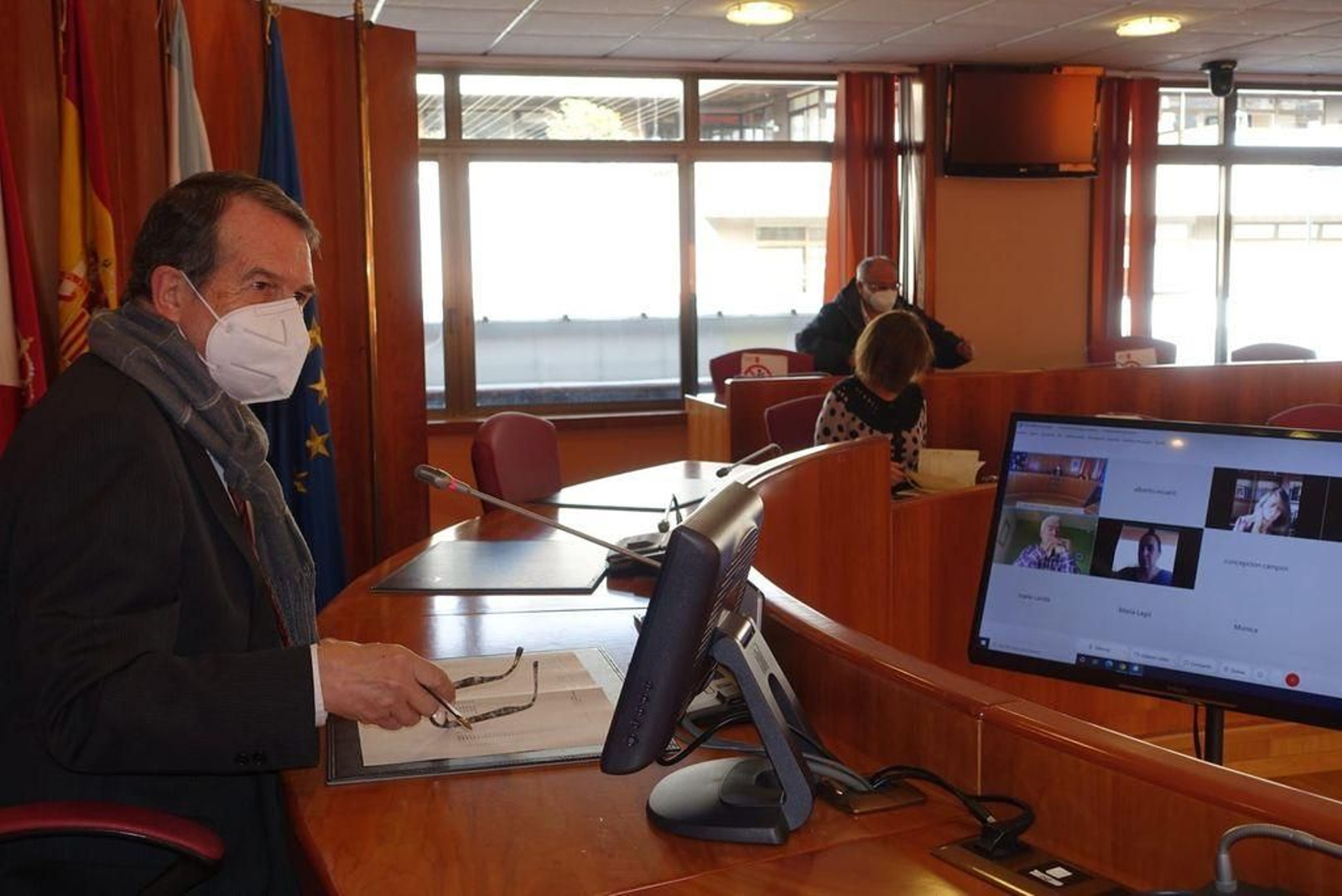 El alcalde de Vigo, Abel Caballero, presidió ayer en el salón de plenos del Concello una nueva reunión de la comisión de seguimiento de la pandemia en el término municipal. Las reuniones son diarias, incluidos fines de semana y festivos.