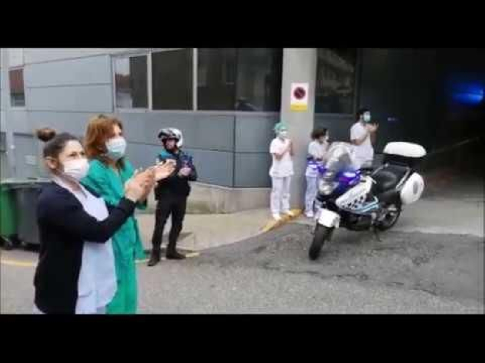 La Policía aplaude a los sanitarios de Fátima