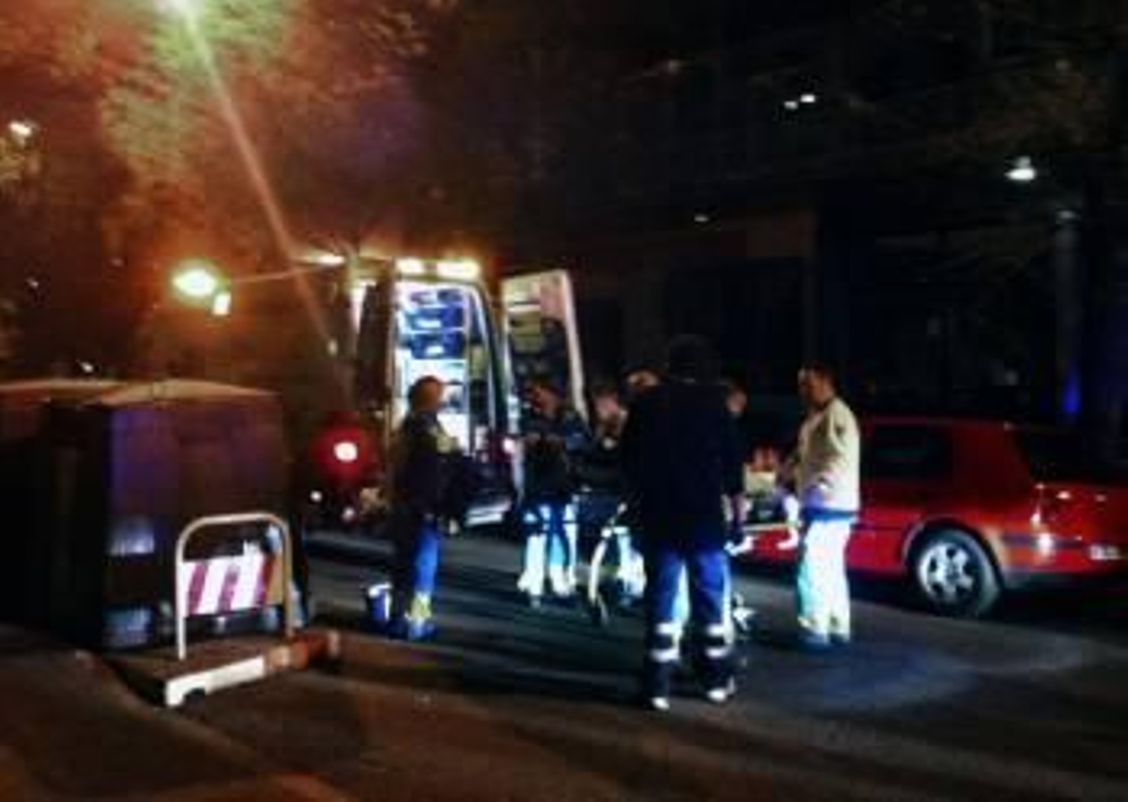 Sanitarios del Summa trasladan en la UVI al marido de la fallecida.