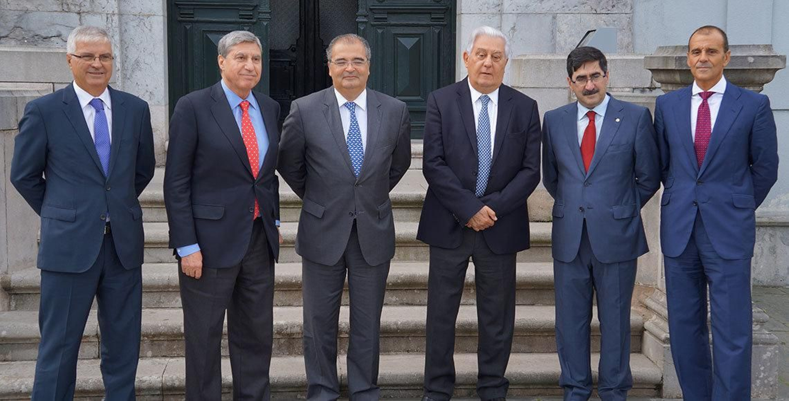 El presidente de la Fundación Archivo de Indianos, José Luis García Delgado y el de Banco Popular, Ángel Ron, con Antonio del Valle, Santiago González Romero y directivos del Popular en Asturias