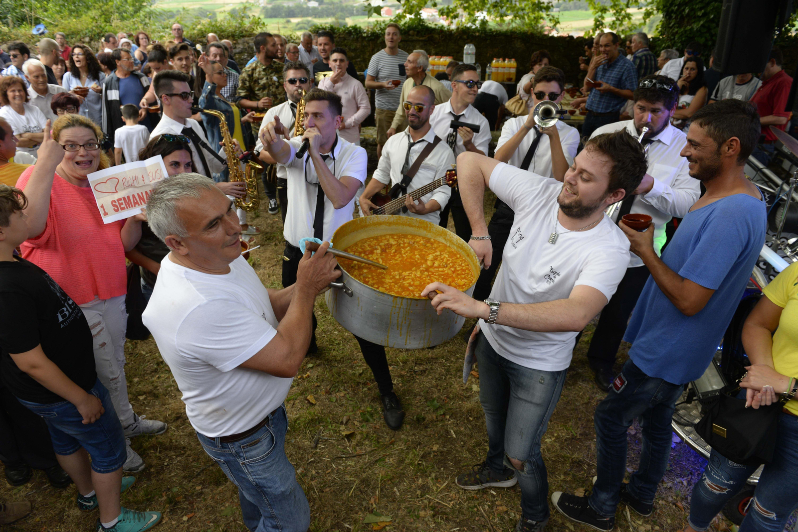 Fotografía de la Txaranga Támega, durante uno de sus espectáculos de este verano que ya acaba.