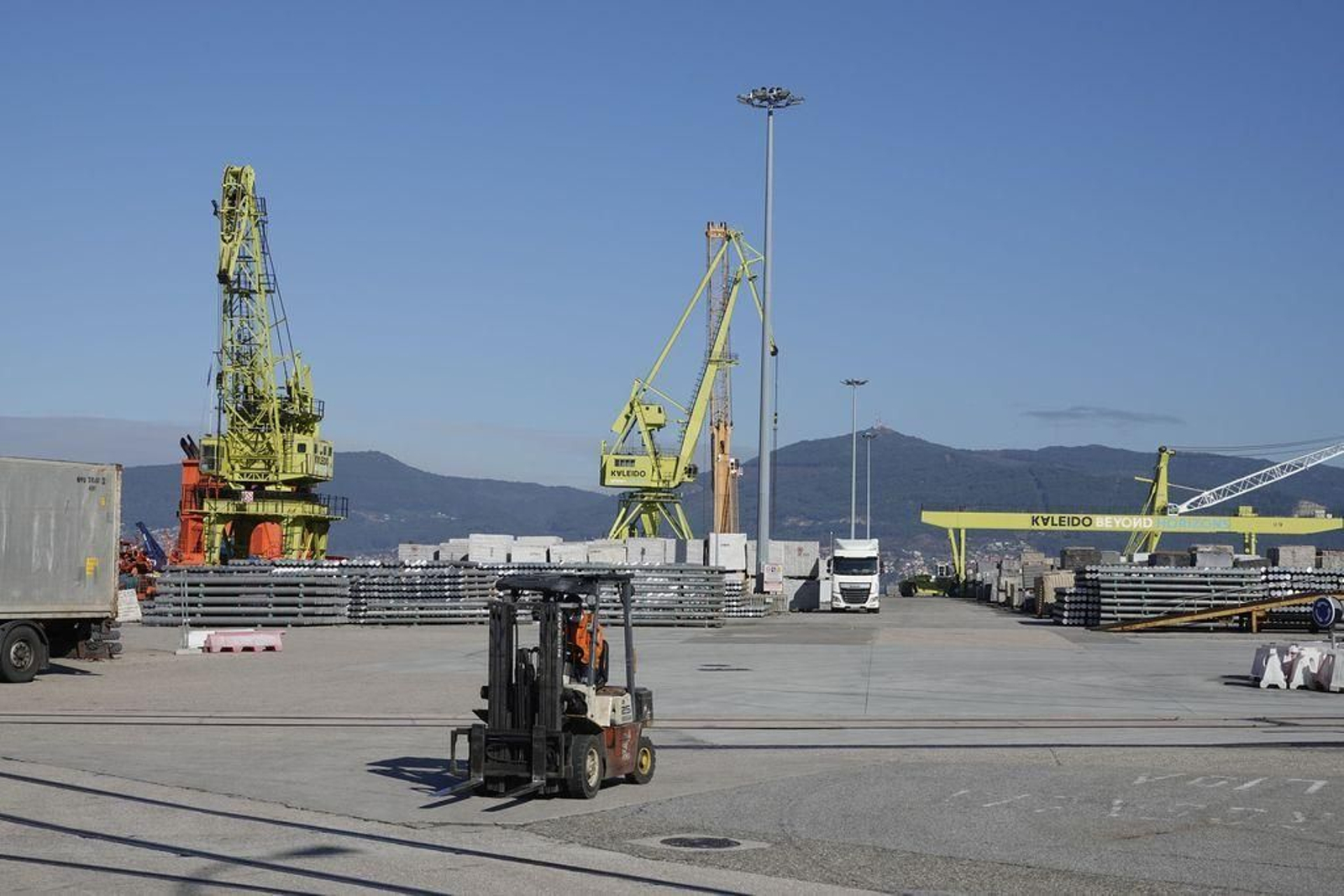 La firma viguesa Kaleido, ya trabaja en los muelles de Areal y Transversal, ahora en concesión.