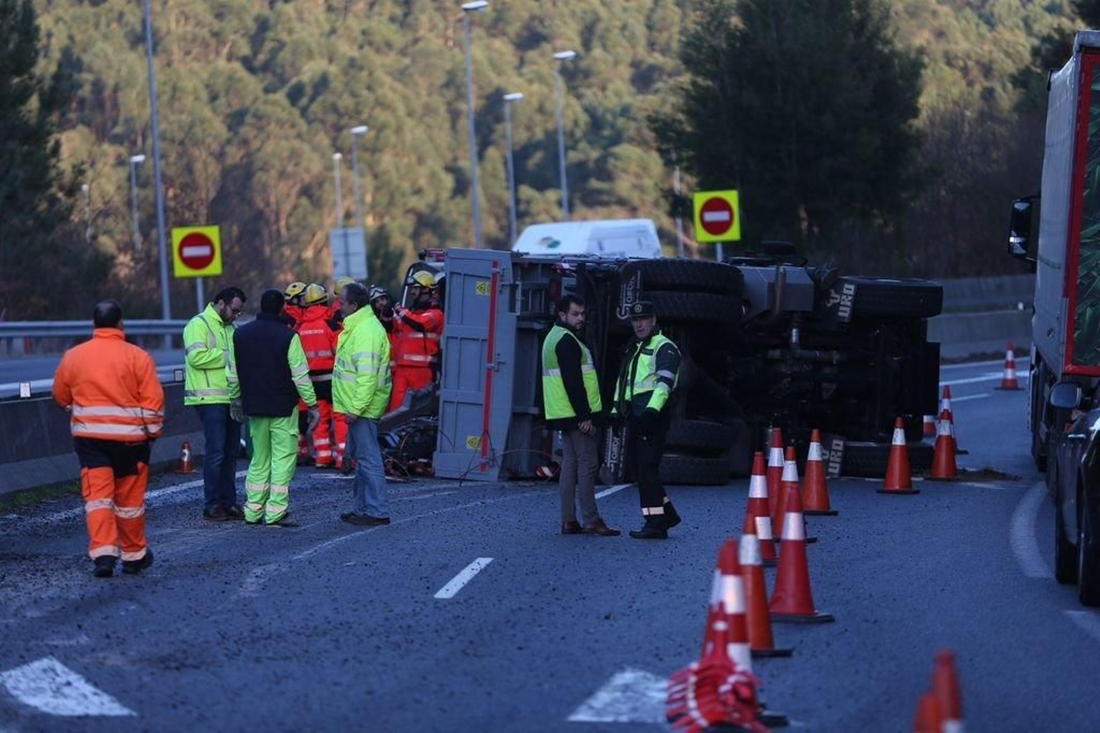 El vuelco de un camión en la A-55 en Tui provocó grandes retenciones.