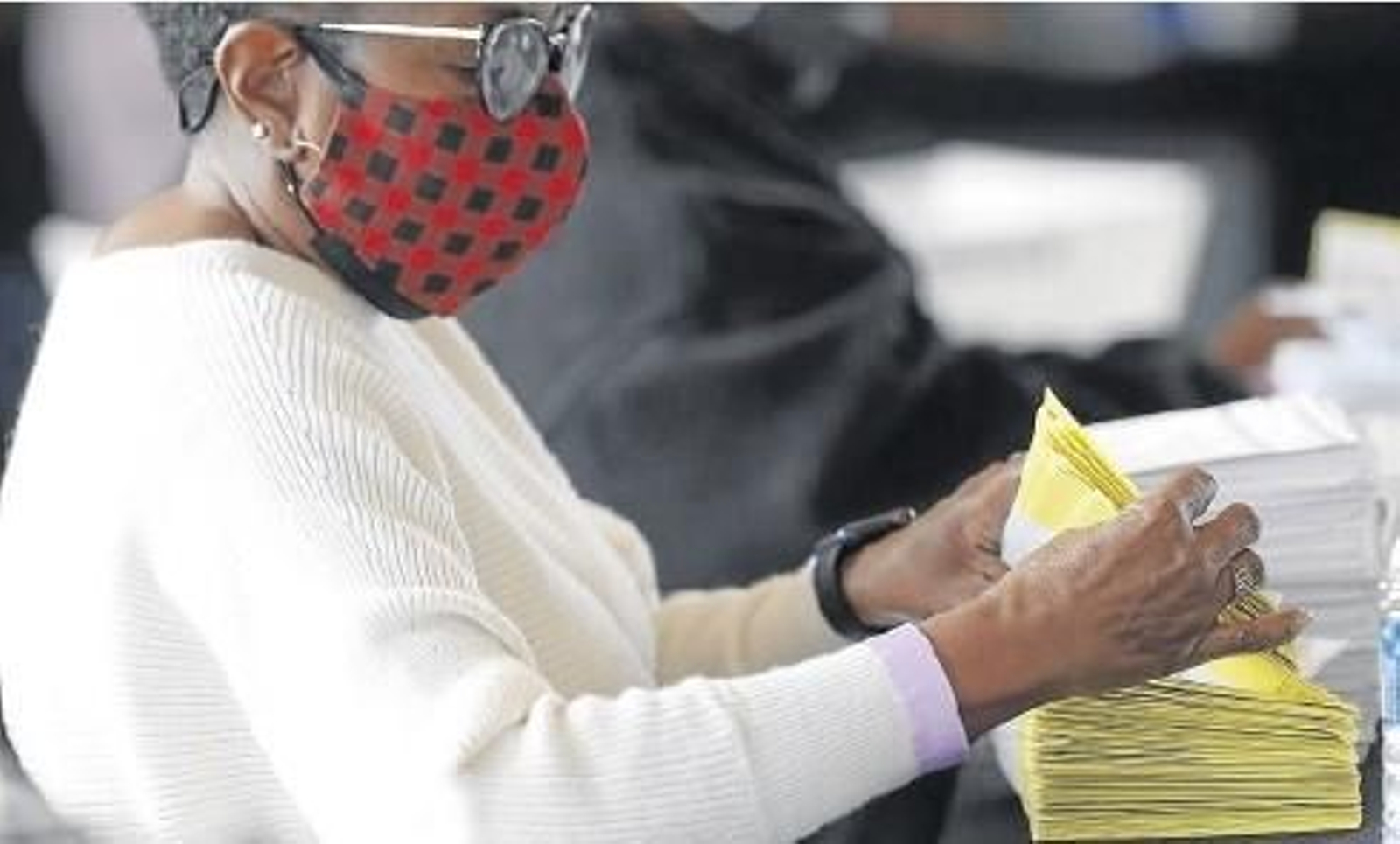 Una mujer maneja el procesamiento de votos del Condado de Fulton en Georgia, EEUU.