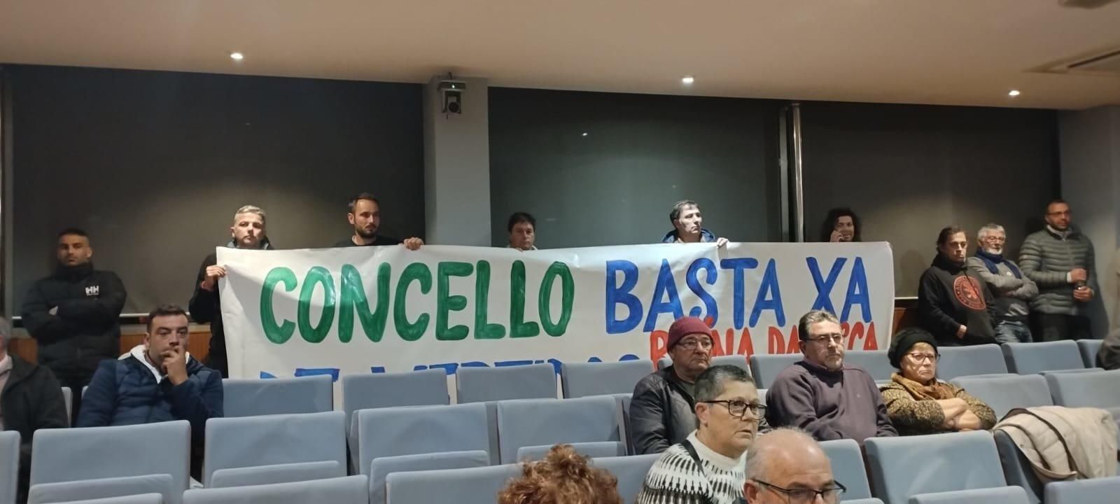 Marineros con pancarta en el pleno de Cangas.