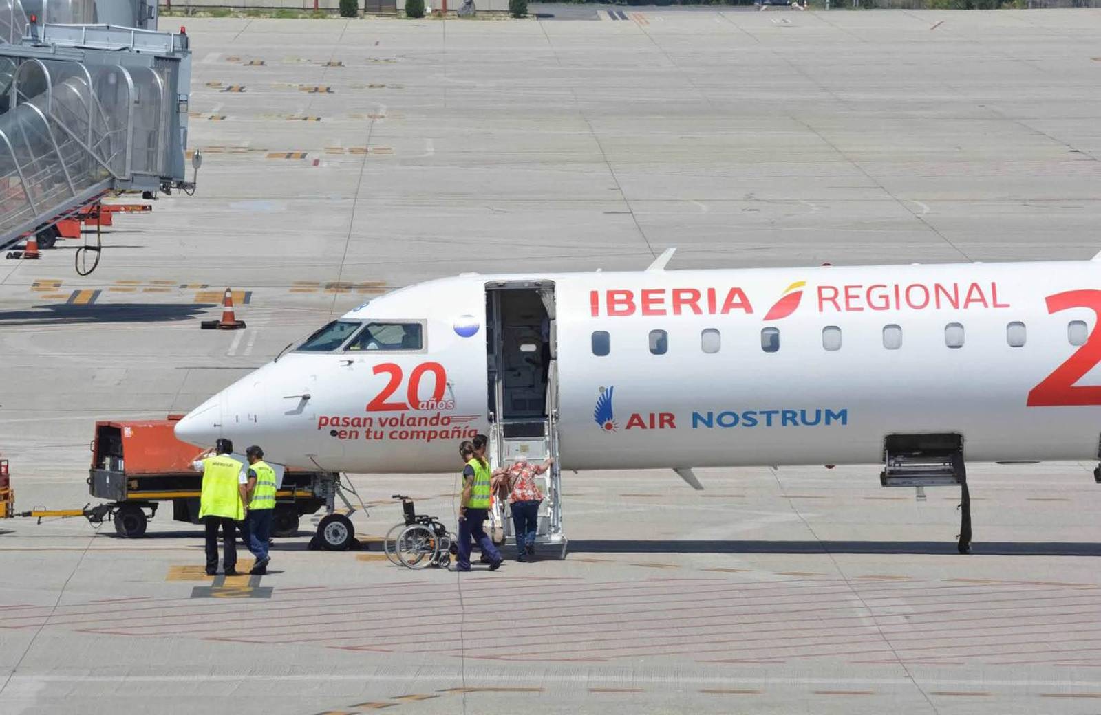 Avión de Air Nostrum en la pista de Peinador.