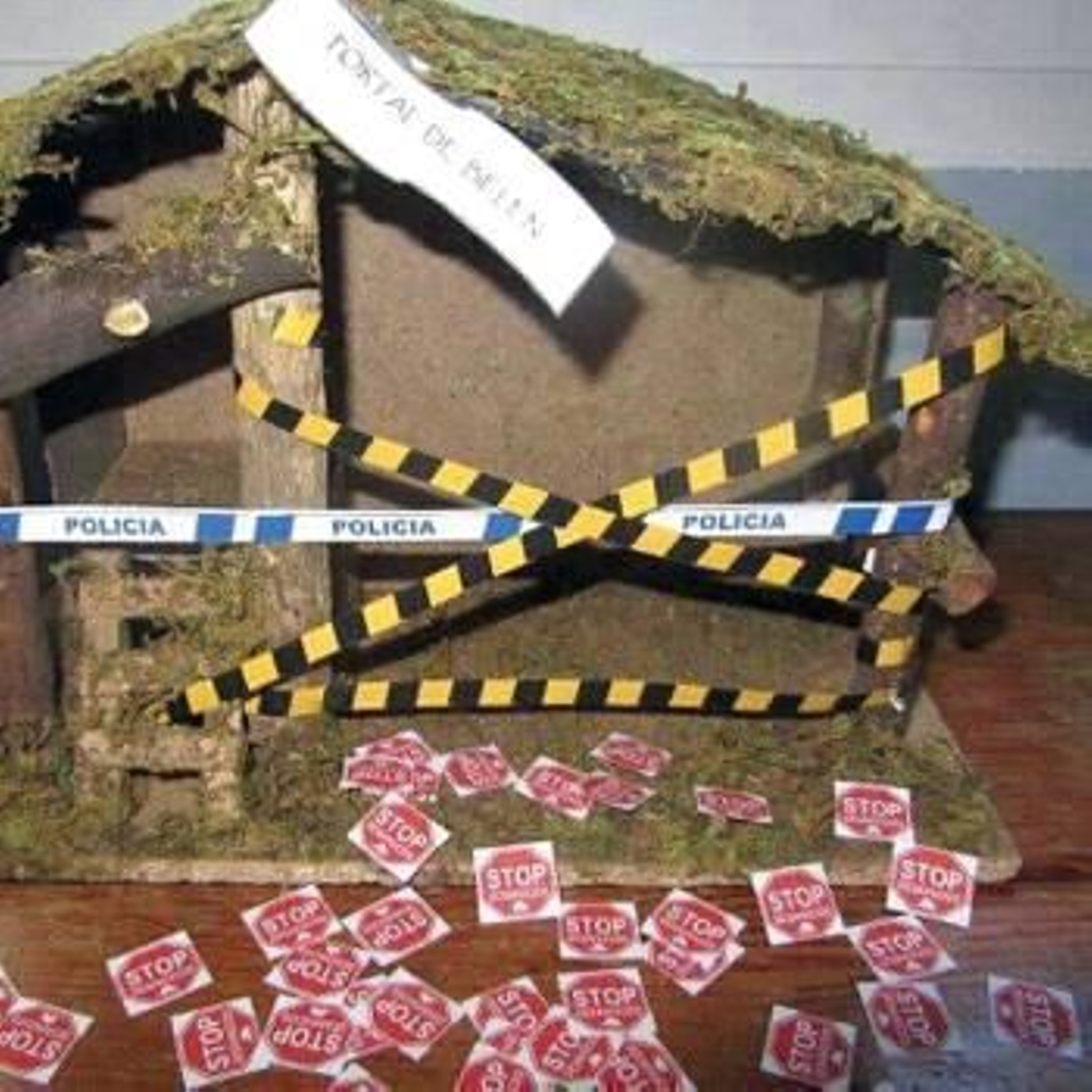 El portal de Belén de Cambás, precintado y alfombrado con pegatinas de Stop Desahucios. (Foto: SUS Y SUÁREZ)