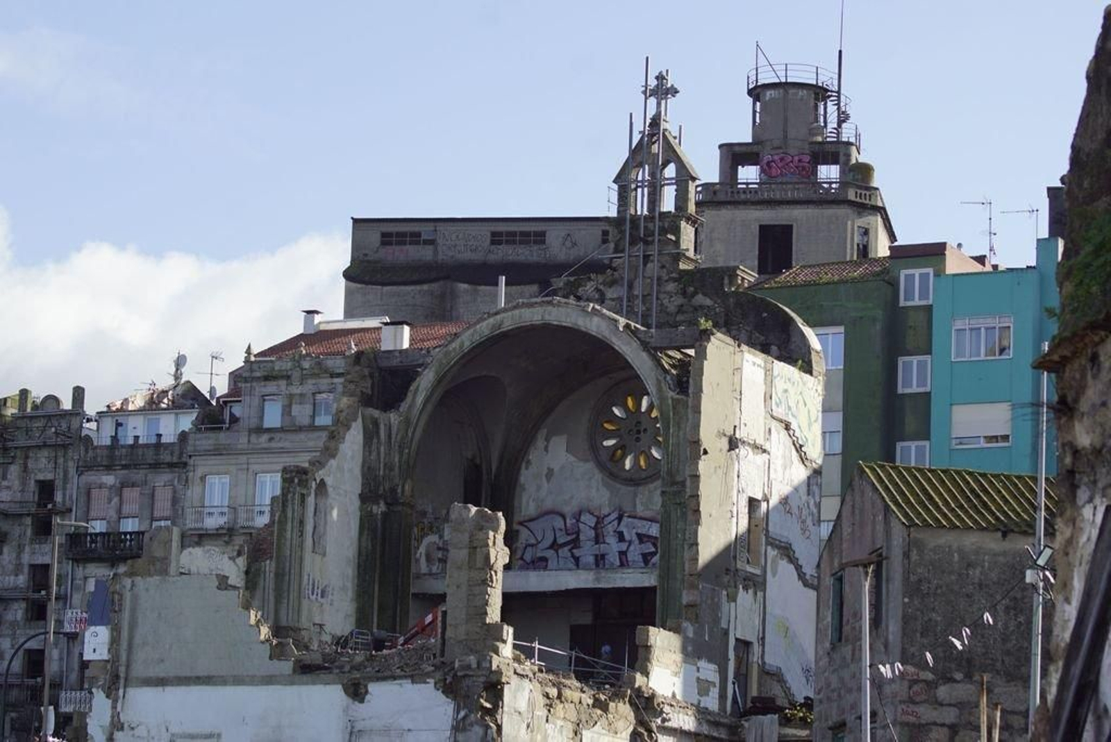 De la antigua iglesia del asilo de Pi y Margall ya solo queda la fachada.